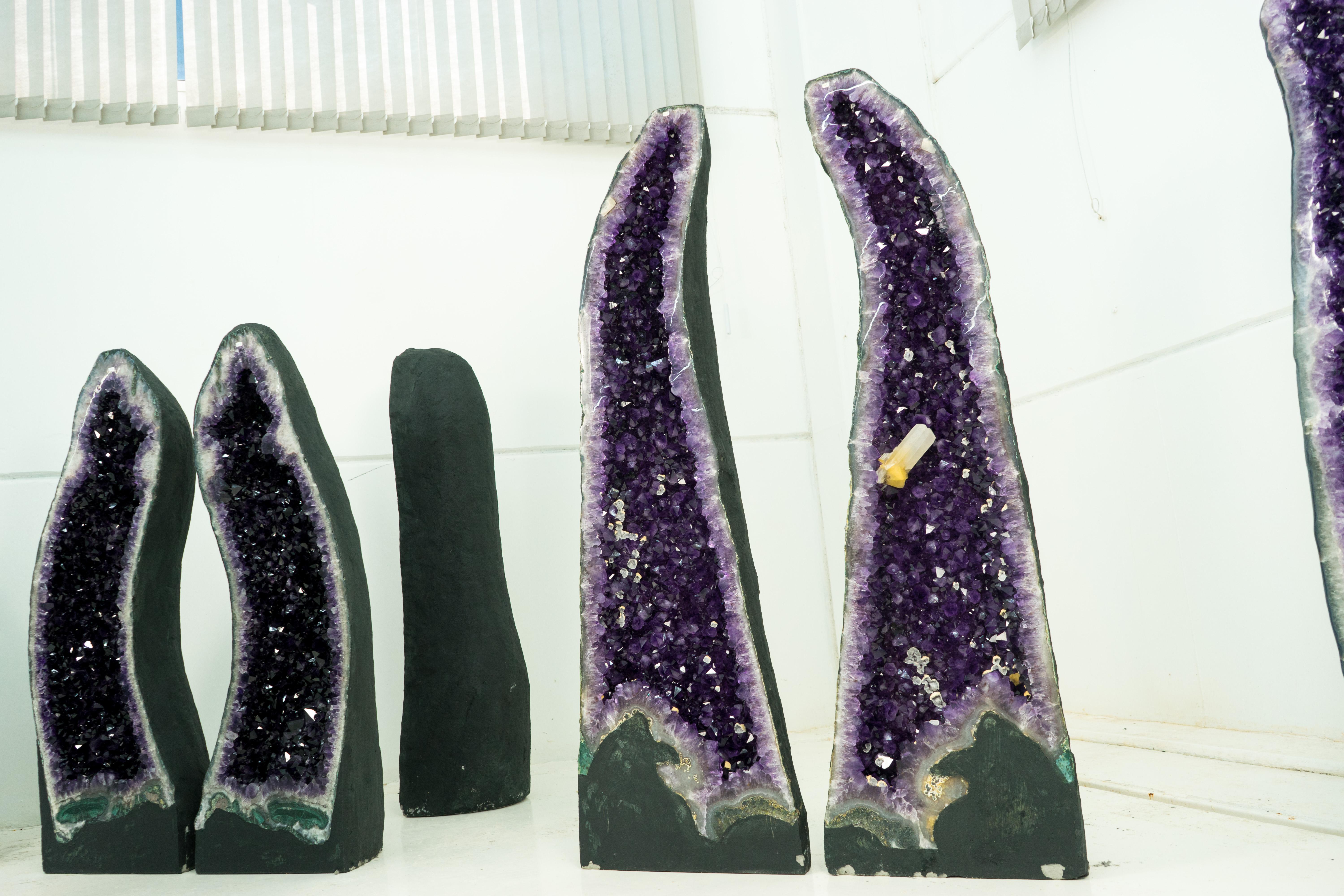 Pareja de Geodas Catedral de Amatista con Calcita Grande sobre Amatista Violeta-Púrpura en venta 2