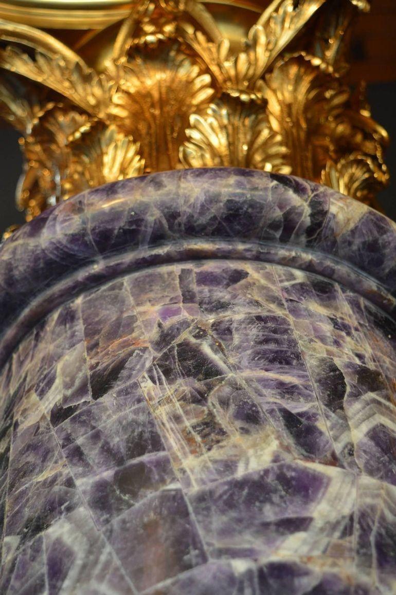Paar Amethystsäulen im Empire-Stil (Vergoldet) im Angebot