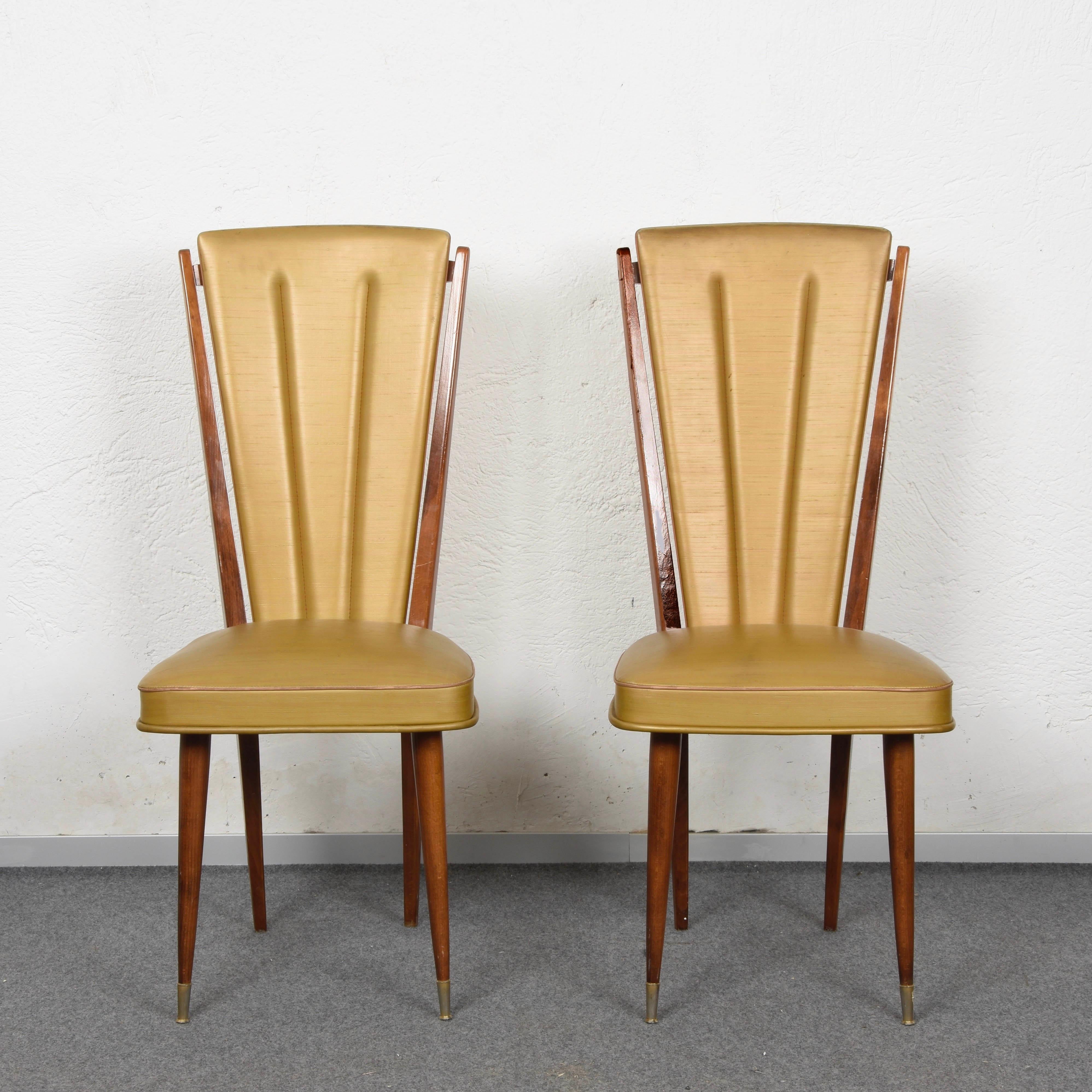 Mid-Century Modern Paire de chaises de salle à manger Ameublement NF tapissées de hêtre et de vinyle beige, années 1950 en vente