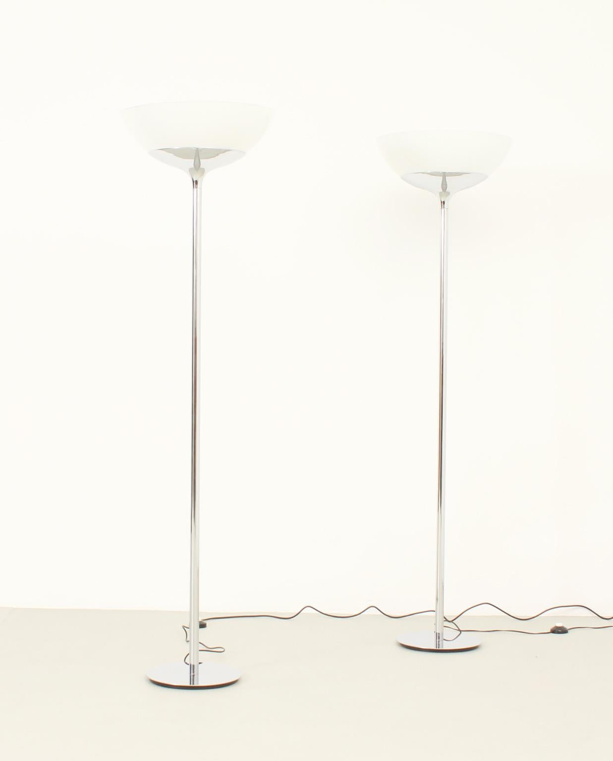 Pair of Aminta floor lamps designed by Emma Gismondi Schweinberger in 1966 for Artemide, Italy. Chromed steel base and white opal glass reflector.