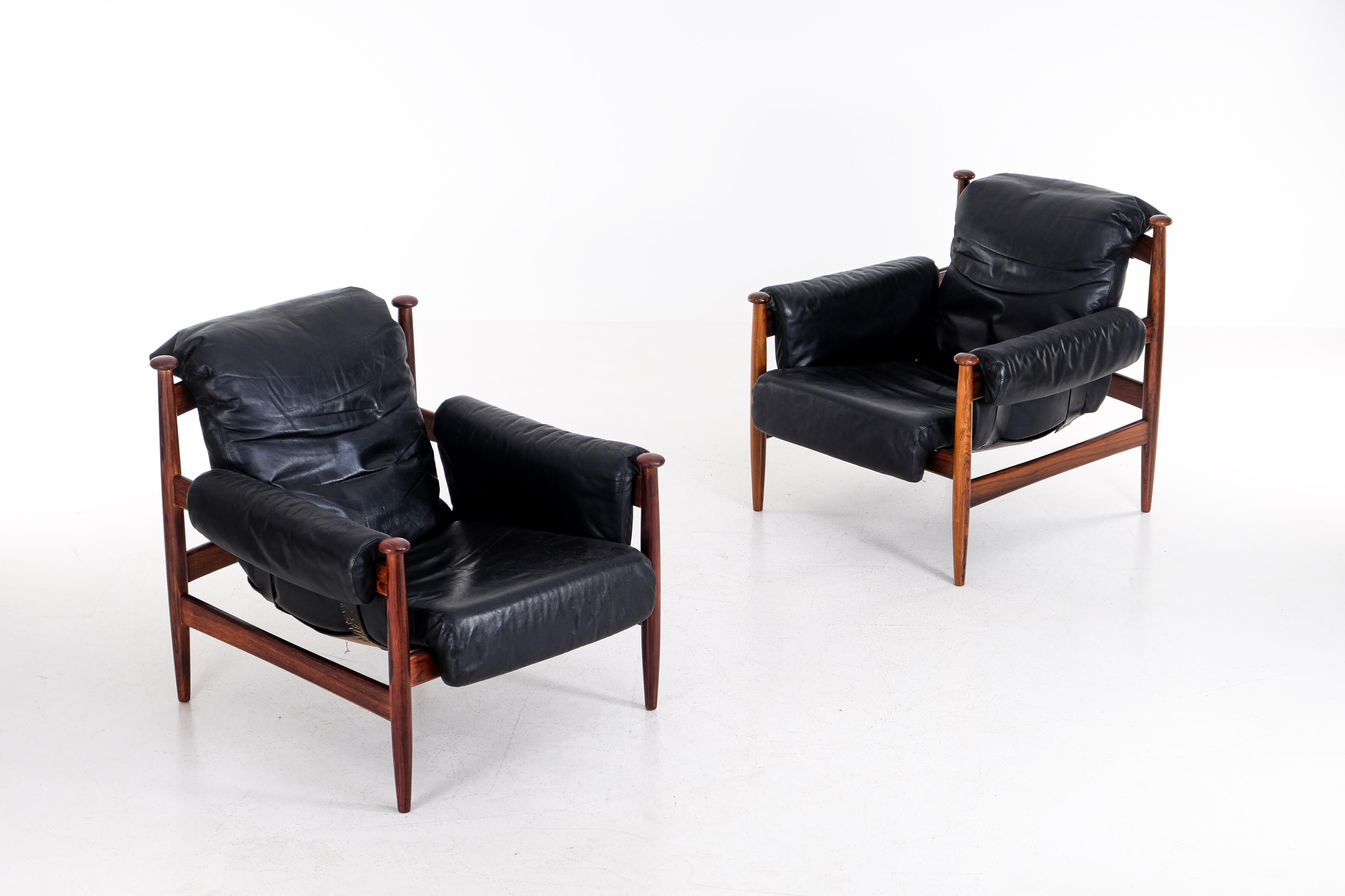 Original black leather, model Amiral. Produced in the 1960s by IRE möbler in Skillingaryd, Sweden.
      