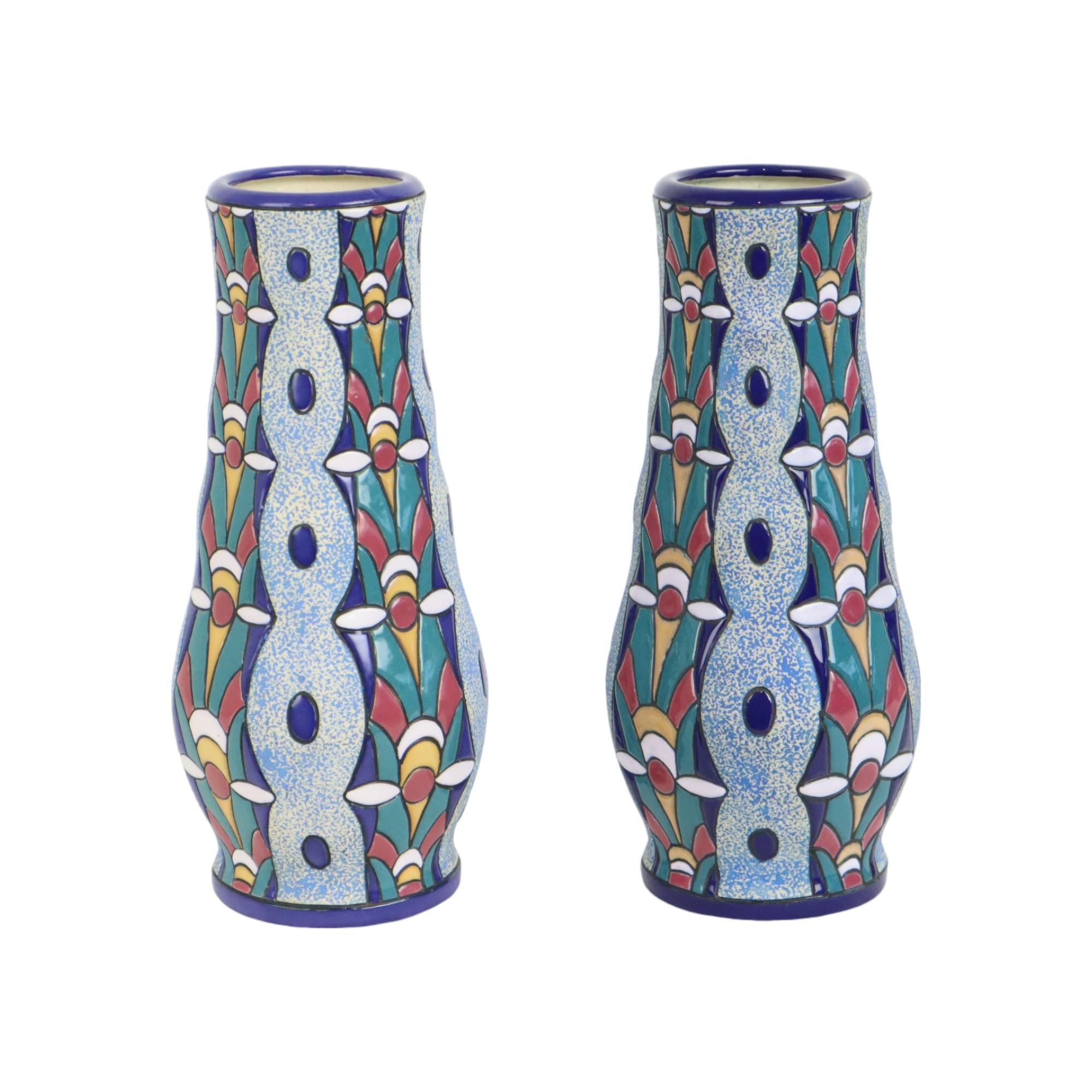 Bellissima coppia di vasi art déco smaltati provenienti dalla produzione della famosa fabbrica Amphora di Teplice, nella Repubblica Ceca. Questo modello di vasi è stato commercializzato nel 1915, contrassegnato sul fondo con l'etichetta del marchio