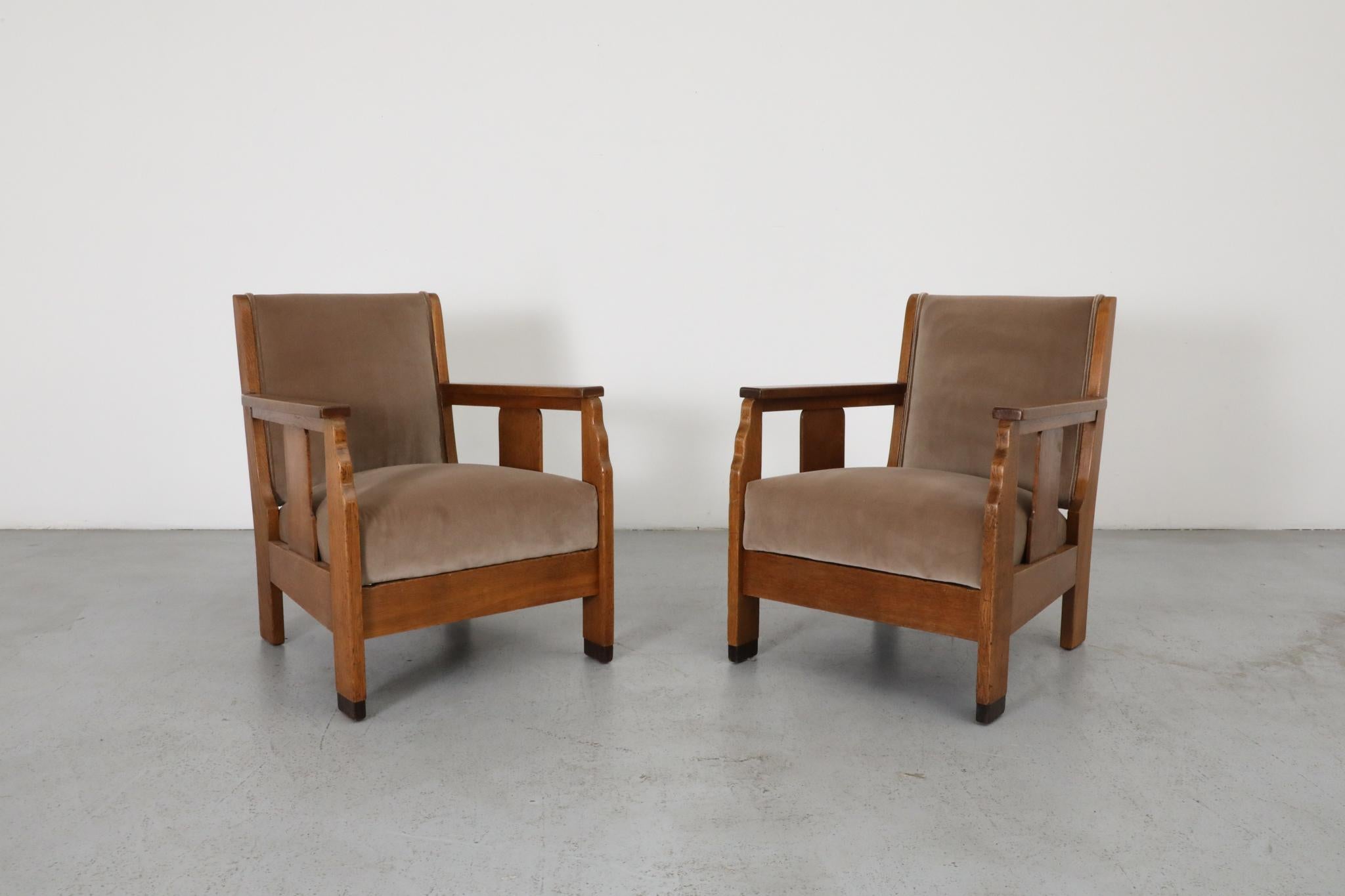 Paire de chaises longues de l'école d'Amsterdam avec tapisserie en velours de jute et décorations en chêne de style Art déco,  Attribué au mouvement de l'école d'Amsterdam  Pays-Bas, années 1920

Une paire distinctive de chaises longues de l'école