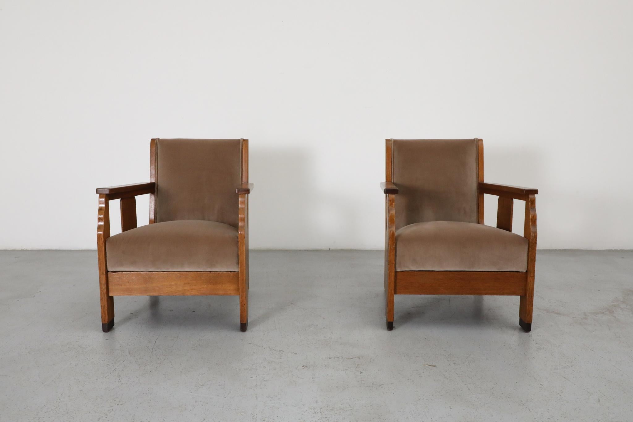 Néerlandais Paire de chaises longues d'école d'Amsterdam avec assise en velours jute et bois Art déco en vente