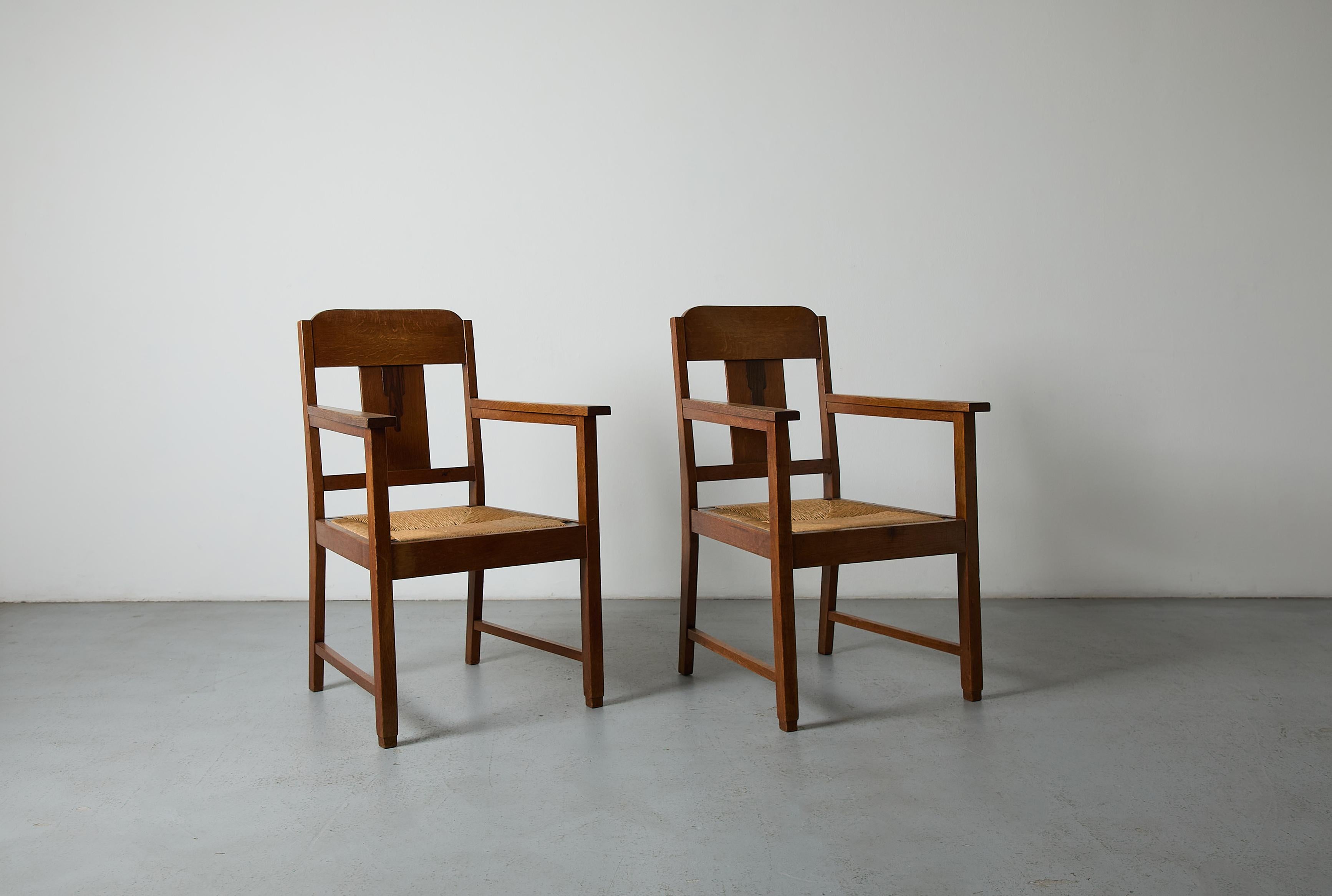 Belle paire de fauteuils en chêne de l'école d'Amsterdam, attribuée à Hendrik Wouda, illustrant le mouvement Art déco hollandais des années 1920. Fabriquées à l'aide de techniques de menuiserie traditionnelles, ces chaises présentent le mélange