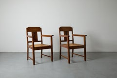 Paire de chaises à accoudoirs en chêne et jonc de l'école d'Amsterdam