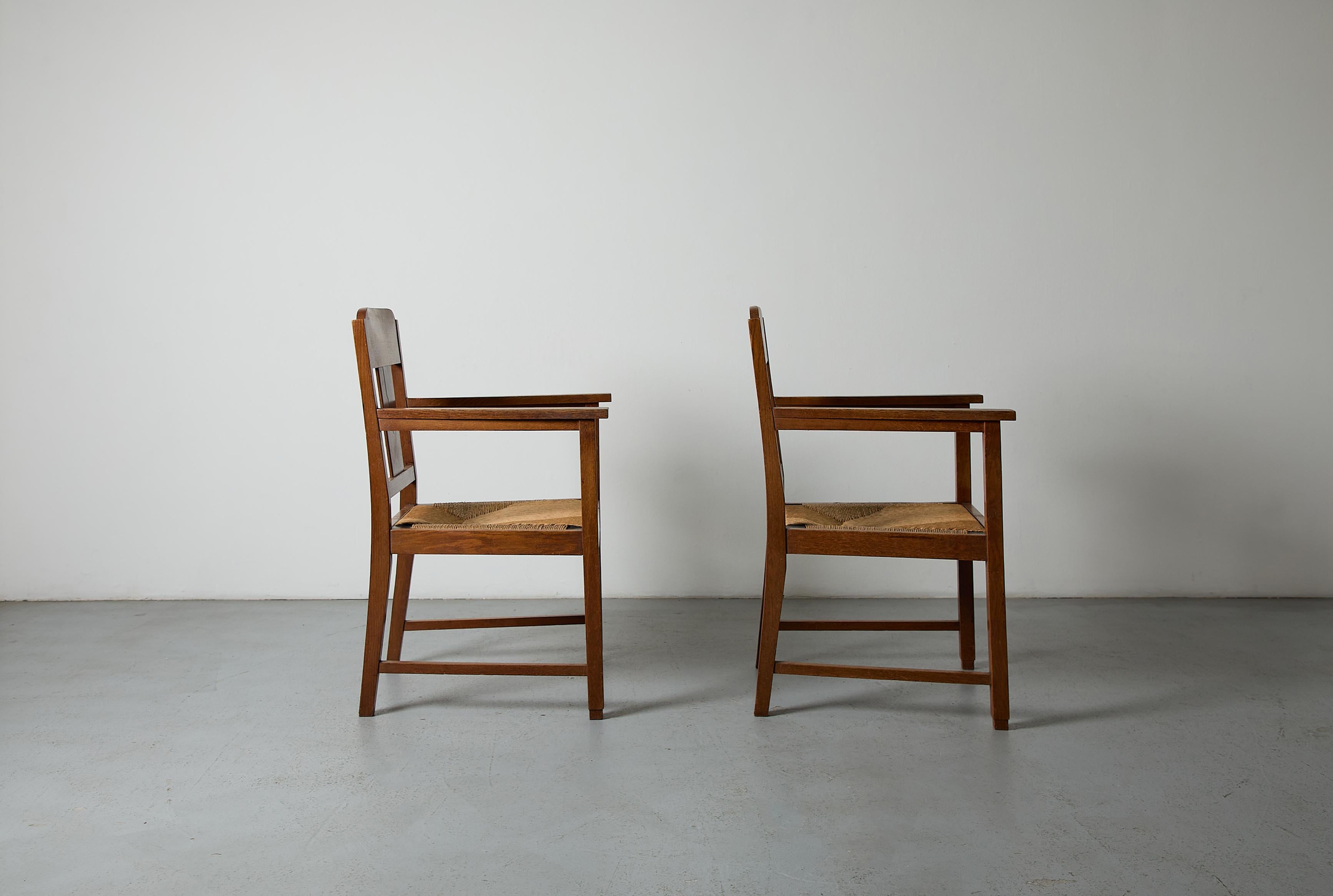 Art déco Paire de chaises à accoudoirs en chêne et jonc de l'école d'Amsterdam en vente
