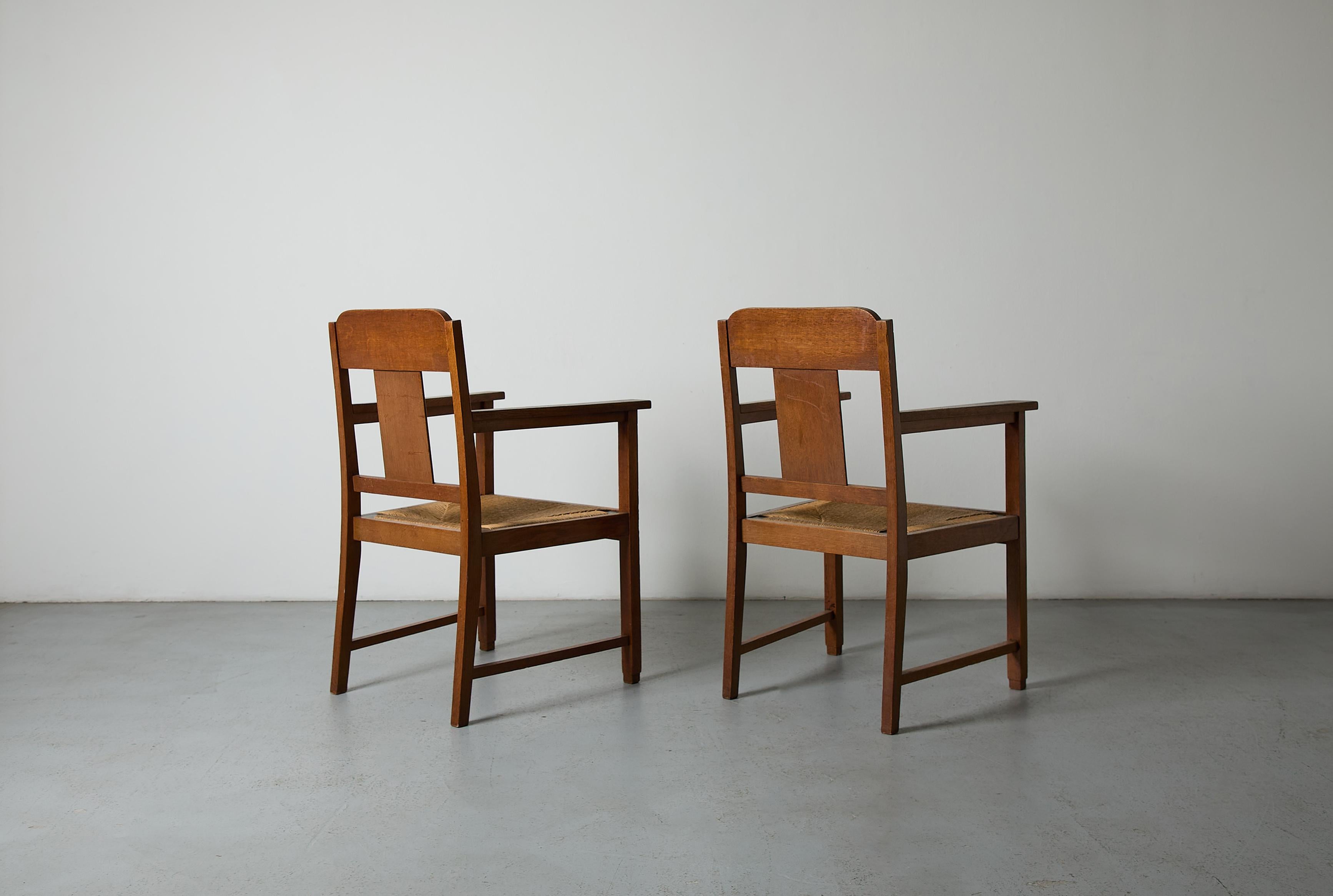 Néerlandais Paire de chaises à accoudoirs en chêne et jonc de l'école d'Amsterdam en vente