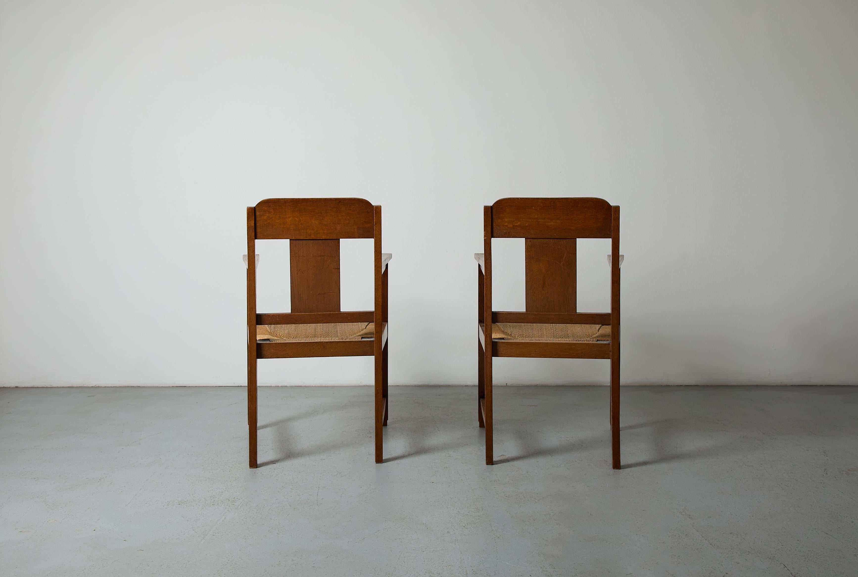 École d'Amsterdam Paire de chaises à accoudoirs en chêne et jonc de l'école d'Amsterdam en vente