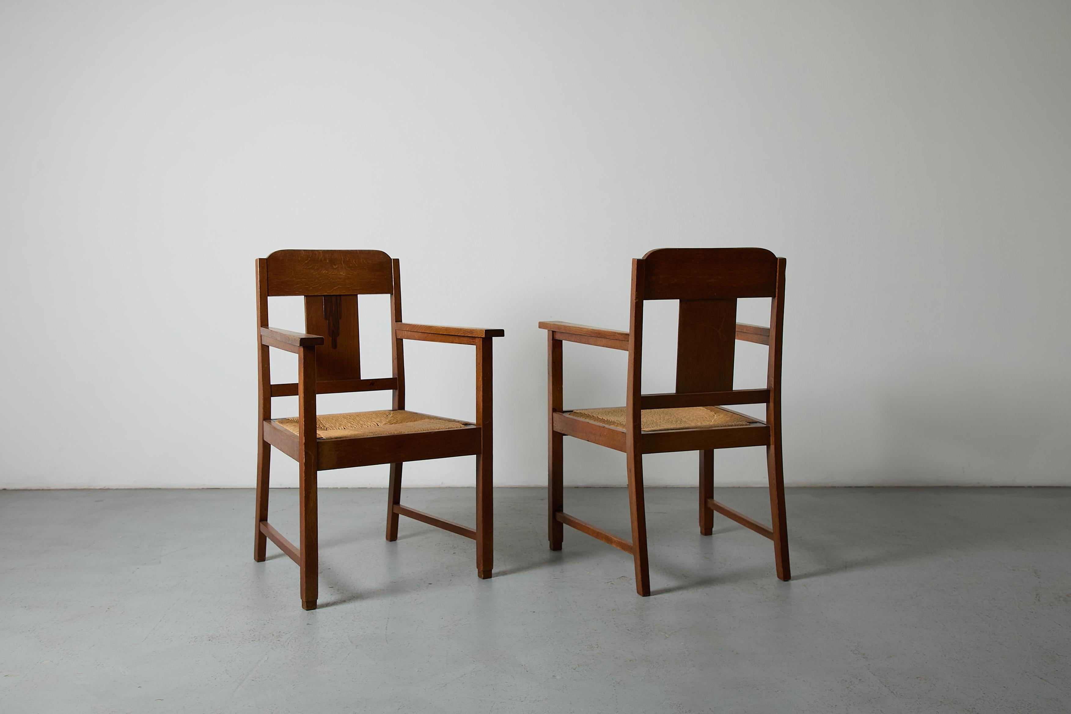 Paire de chaises à accoudoirs en chêne et jonc de l'école d'Amsterdam Bon état - En vente à Los Angeles, CA