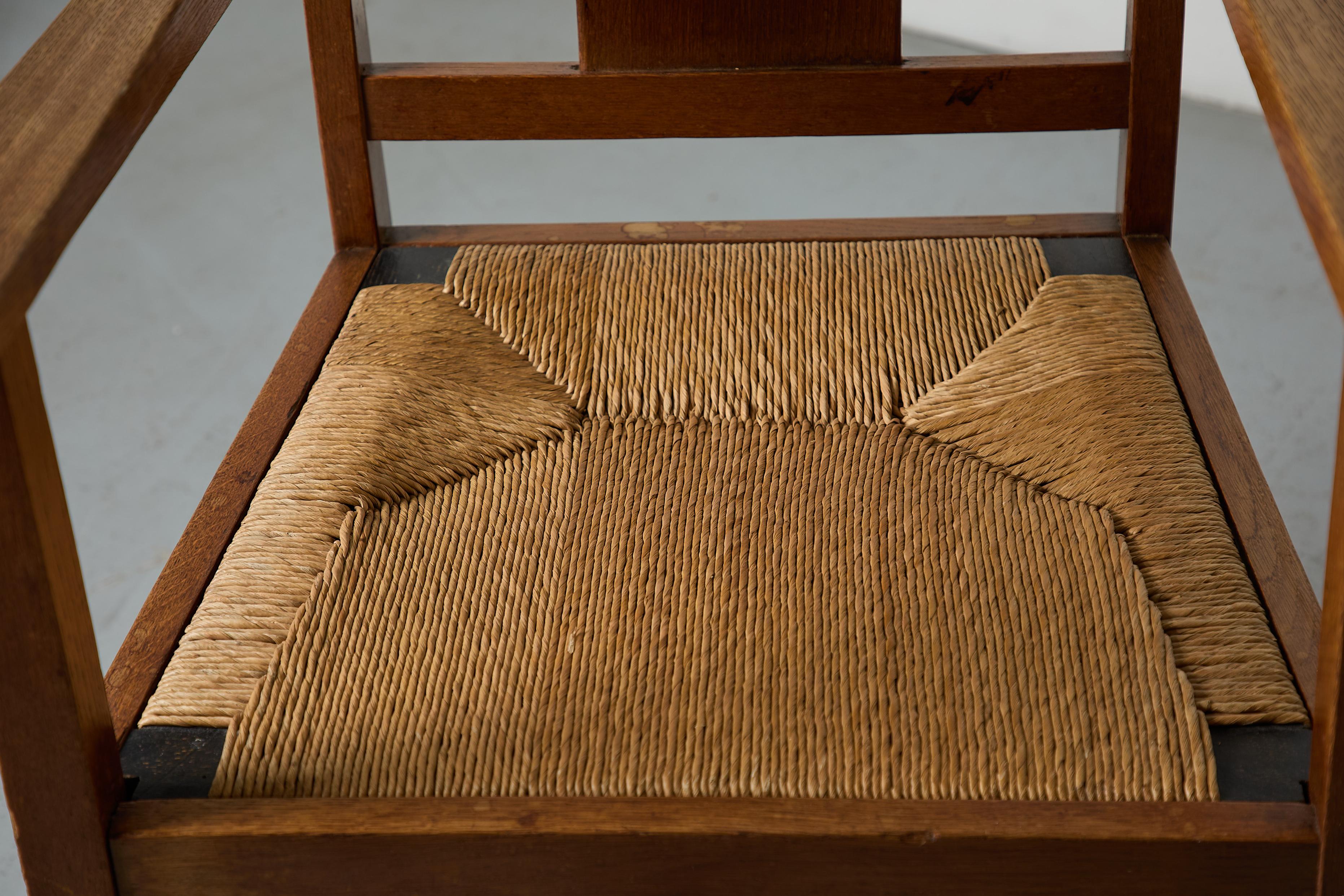Début du 20ème siècle Paire de chaises à accoudoirs en chêne et jonc de l'école d'Amsterdam en vente