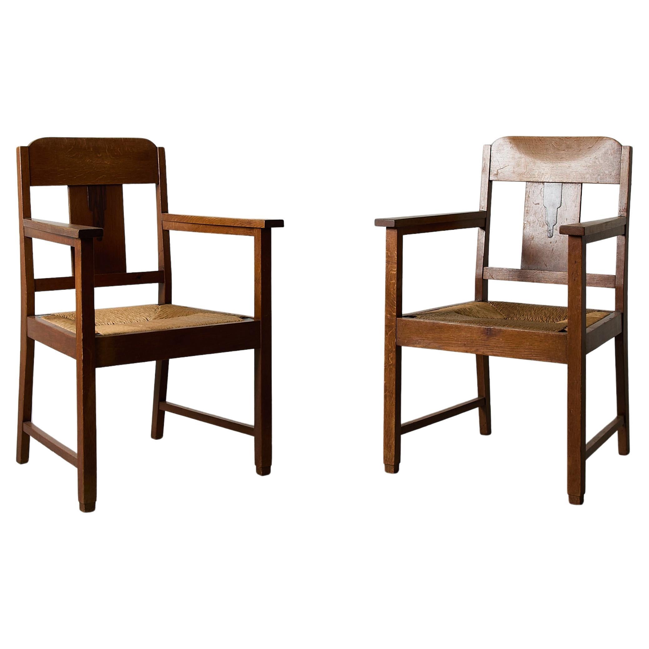 Paire de chaises à accoudoirs en chêne et jonc de l'école d'Amsterdam