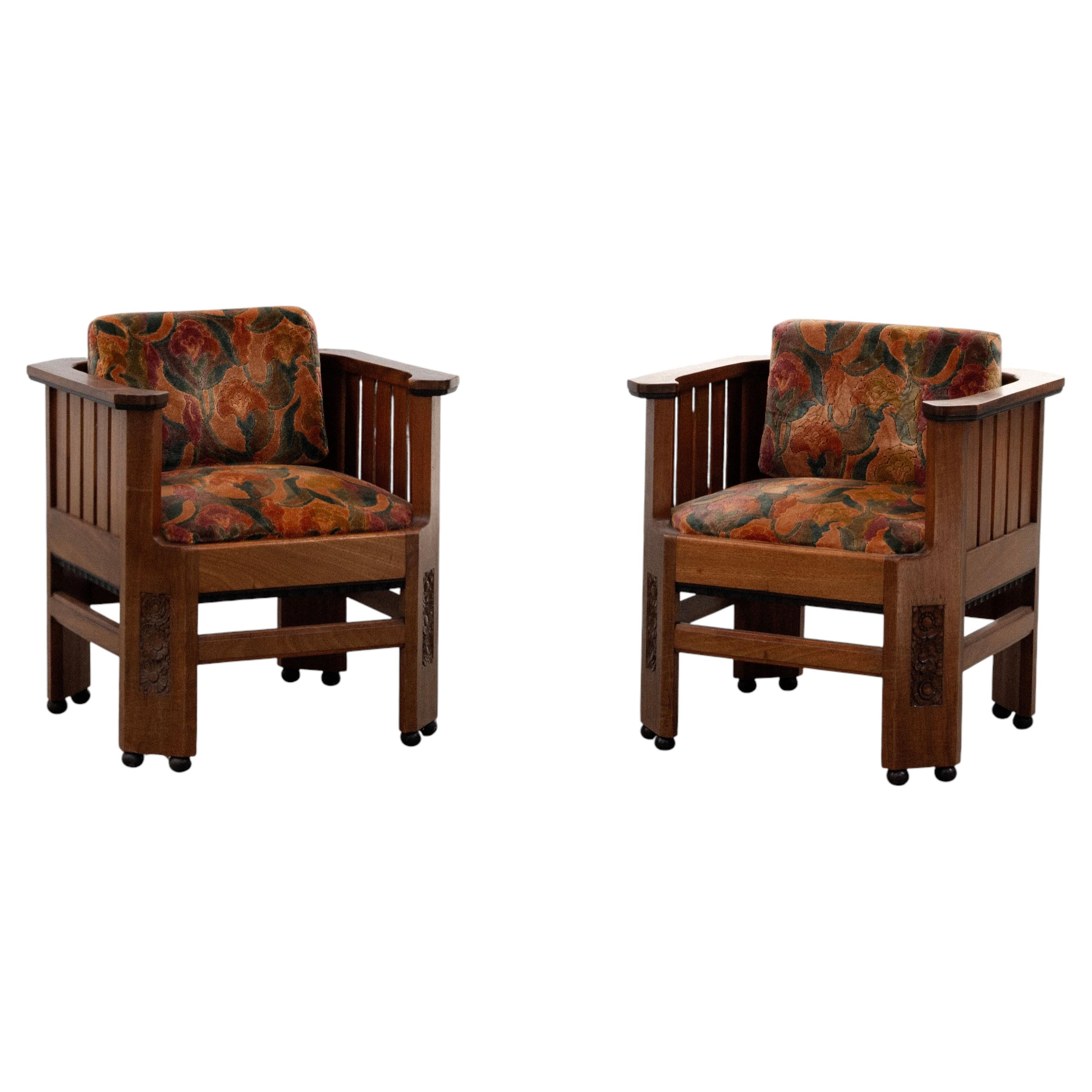 Paire de fauteuils en noyer de l'École d'Amsterdam, Pays-Bas, vers 1930 en vente