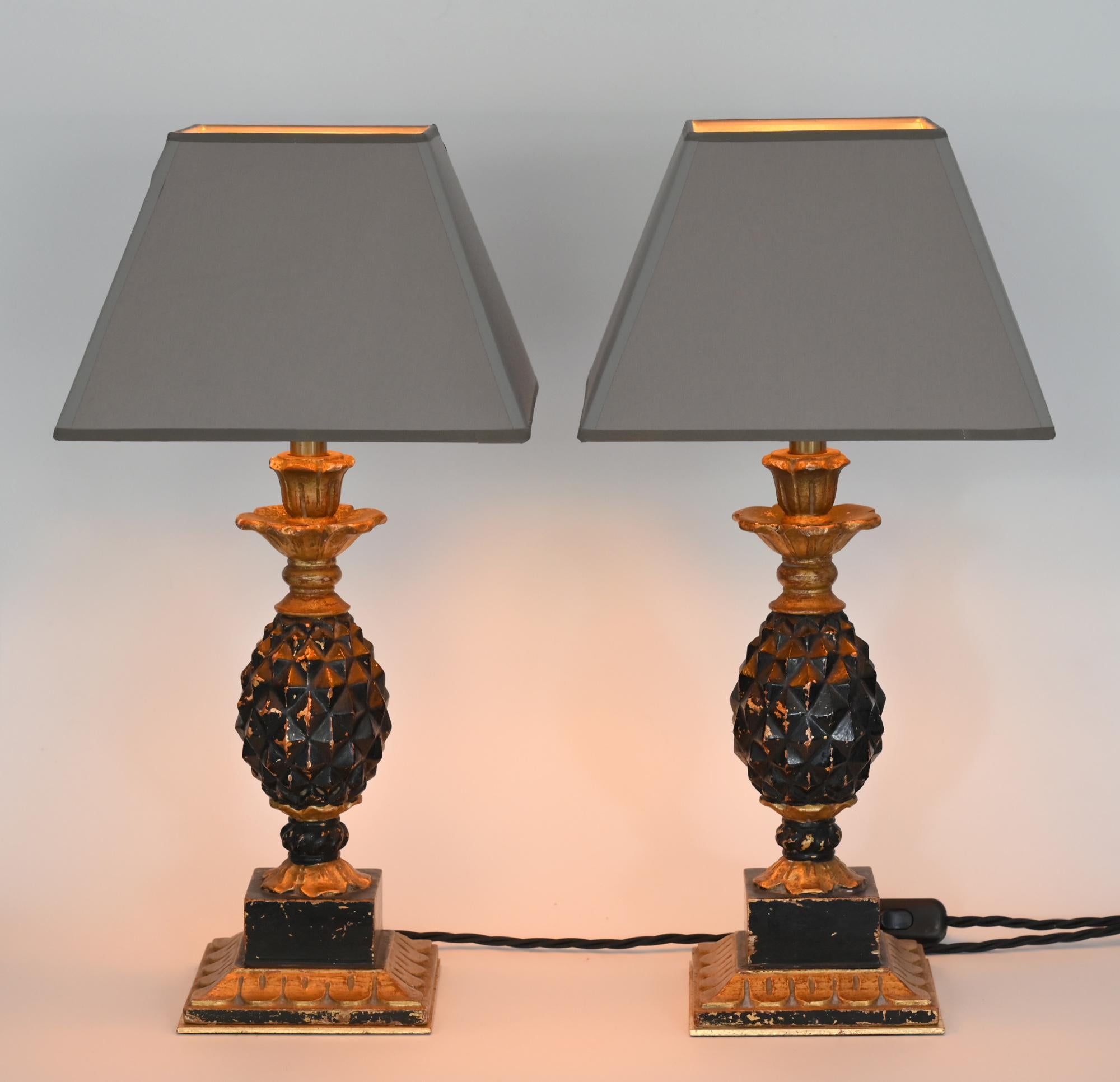 Pair of Ananas table lamps Italy 1960-1970 wood new shades Afresh electrification
A very charming pair of table lamps out of painted wood. The pair is fully rewired with modern electrical components and has got also new handmade lampshades with