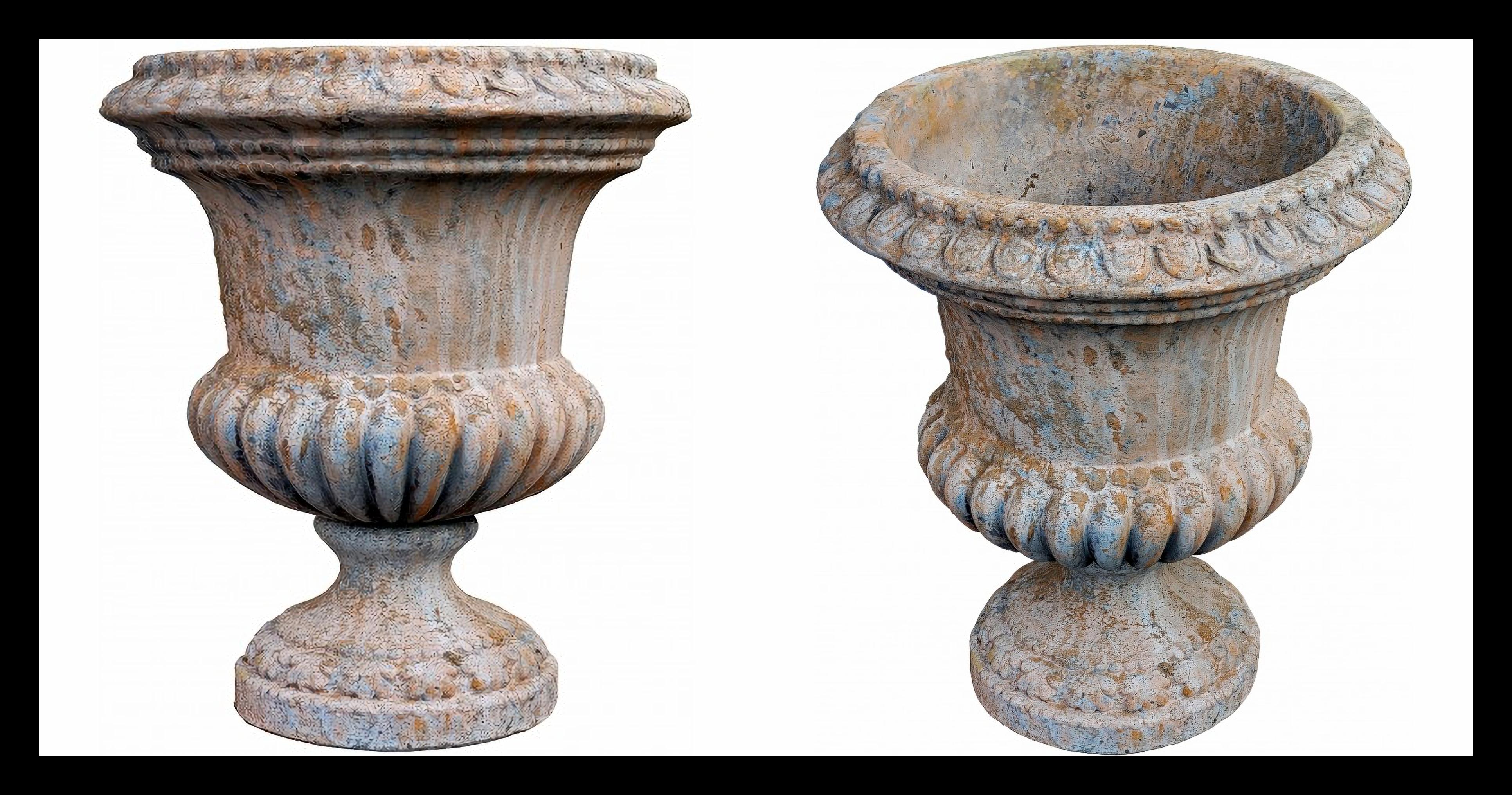 PAIR OF ANCIENT 20th CENTURY SIENA TERRACOTTA VASE

Sienese ORNAMENTAL VASE for GATE and FENCE.
Medici chalice decorated with crowns of leaves and three crowns of mamille 24 vertical pods.

HEIGHT 42 cm
INTERNAL DEPTH OF THE BASIN 26 cm
WEIGHT 12