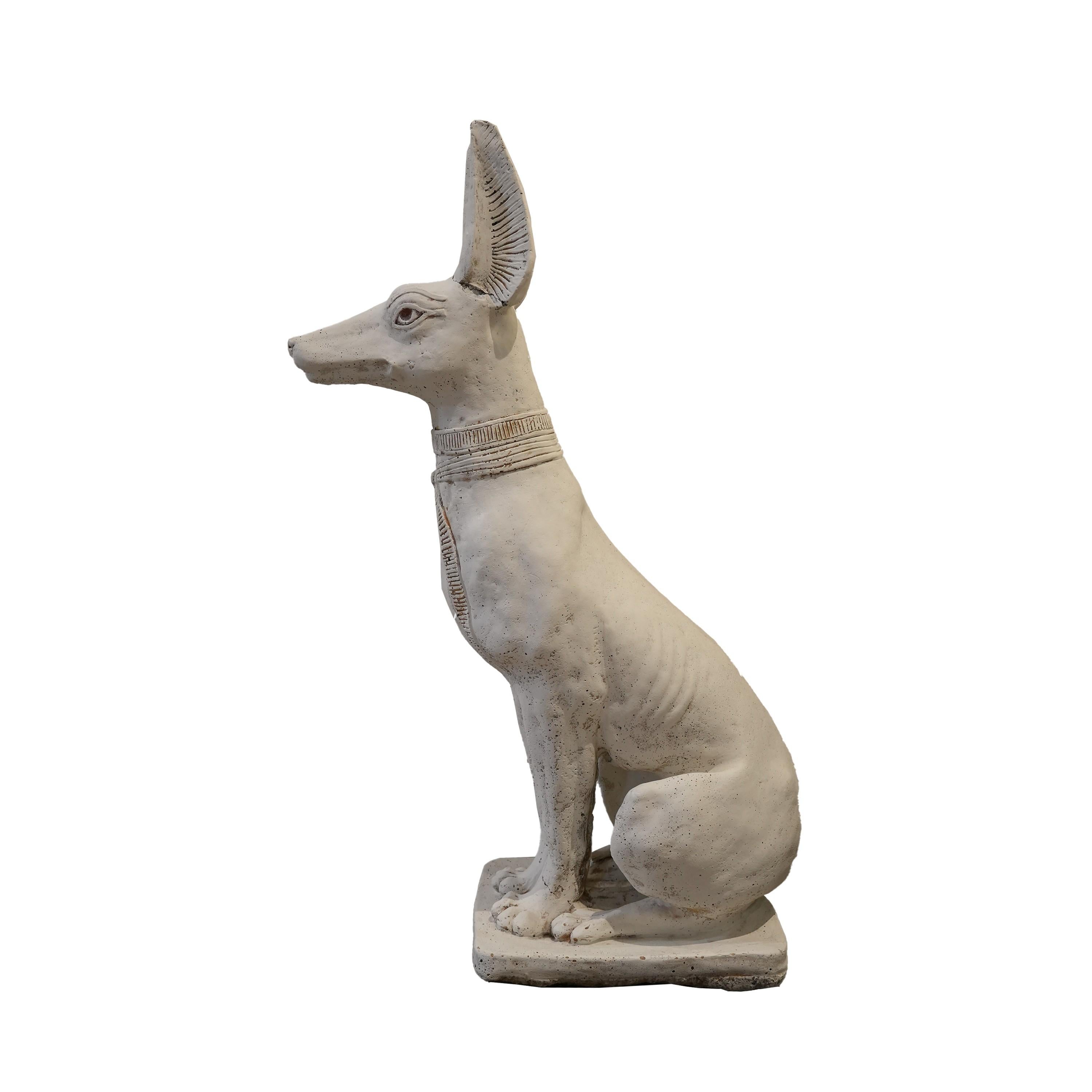 Incarnando il misticismo dell'antico Egitto, questa statua vintage del Dio egiziano Anubis è un incredibile tributo alla venerata divinità Anubis. Sapientemente realizzata in una caratteristica posa seduta con la testa e le orecchie orgogliosamente