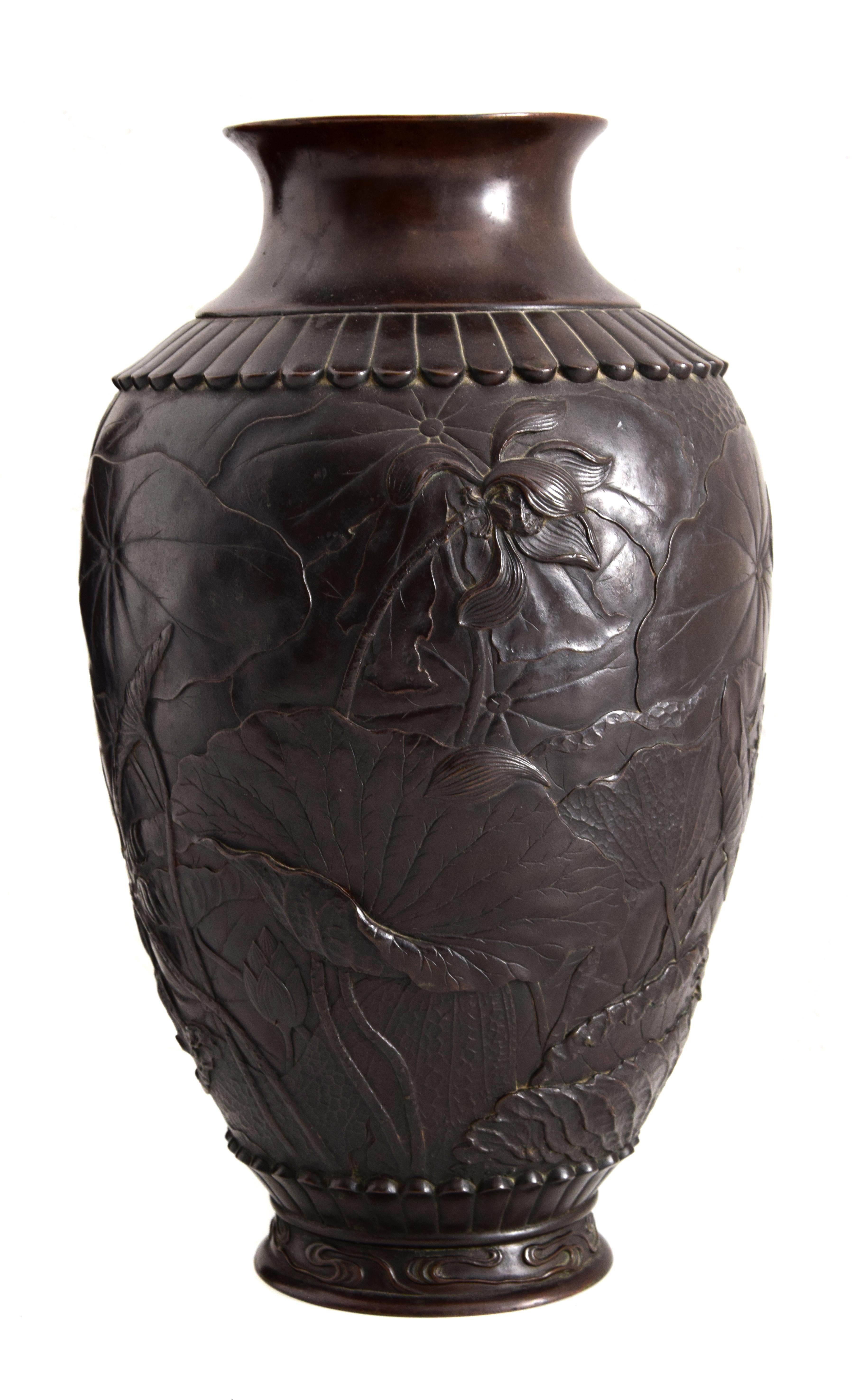 Bellissima coppia di vasi giapponesi. Bronzo sbalzato e cesellato con motivi floreali.
Periodo Meiji.

Questa opera d'arte viene spedita dall'Italia. In base alla legislazione vigente, qualsiasi opera d'arte in Italia creata oltre 70 anni fa da un