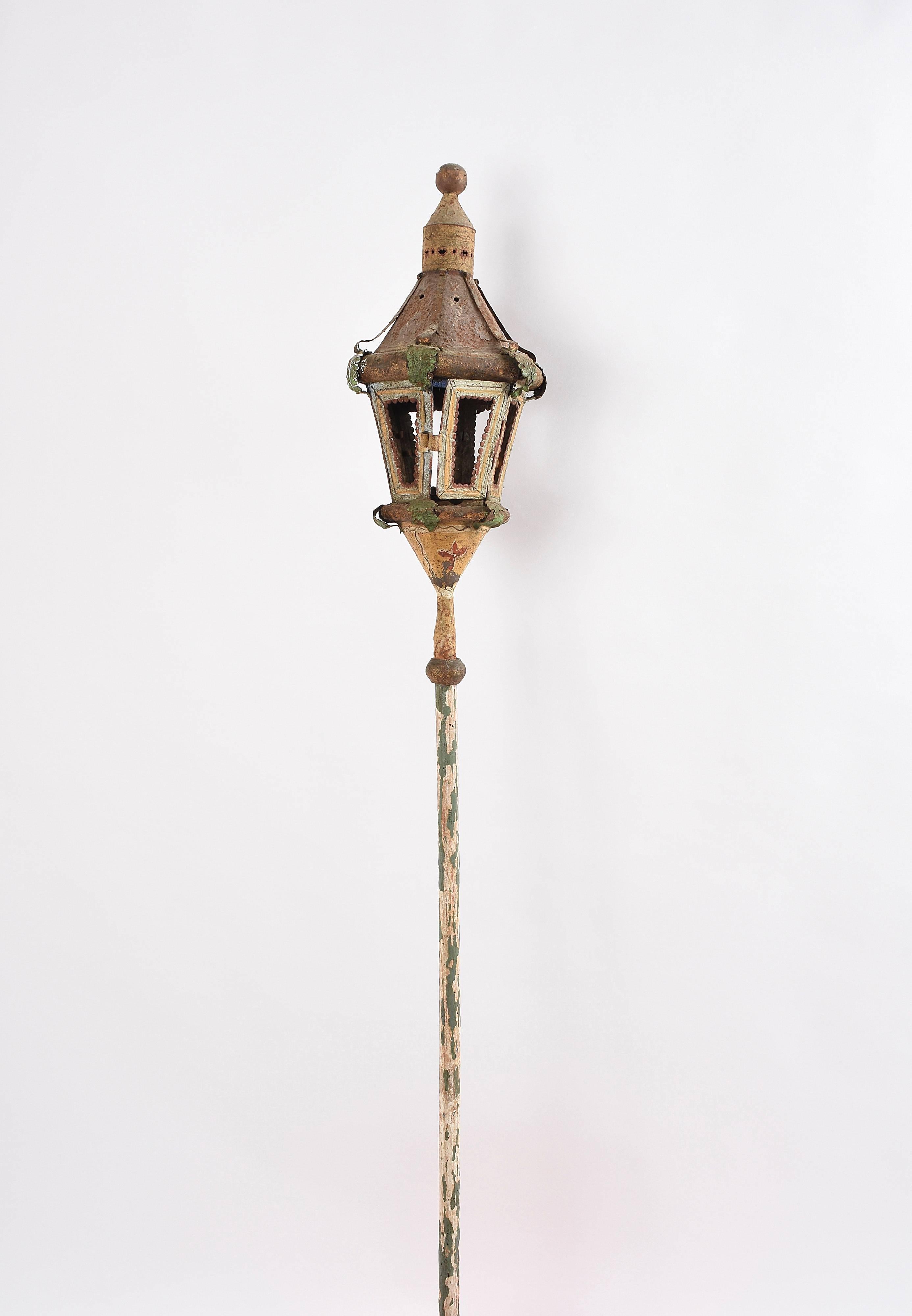 Pair of Ancient Processional Lantern Lamp, Painted Sheet Metal Venice, 1700 Era In Good Condition In Roma, IT