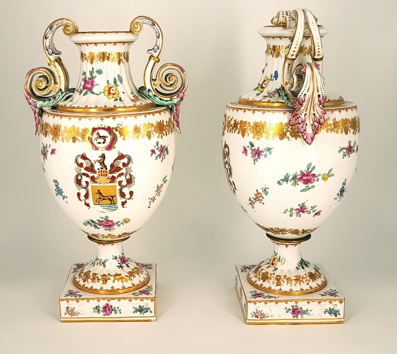 Pair of white crater vases in glazed, gilded and decorated terracotta with landscapes realized in the 19th century.

Very good conditions.

This artwork is shipped from Italy. Under existing legislation, any artwork in Italy created over 70