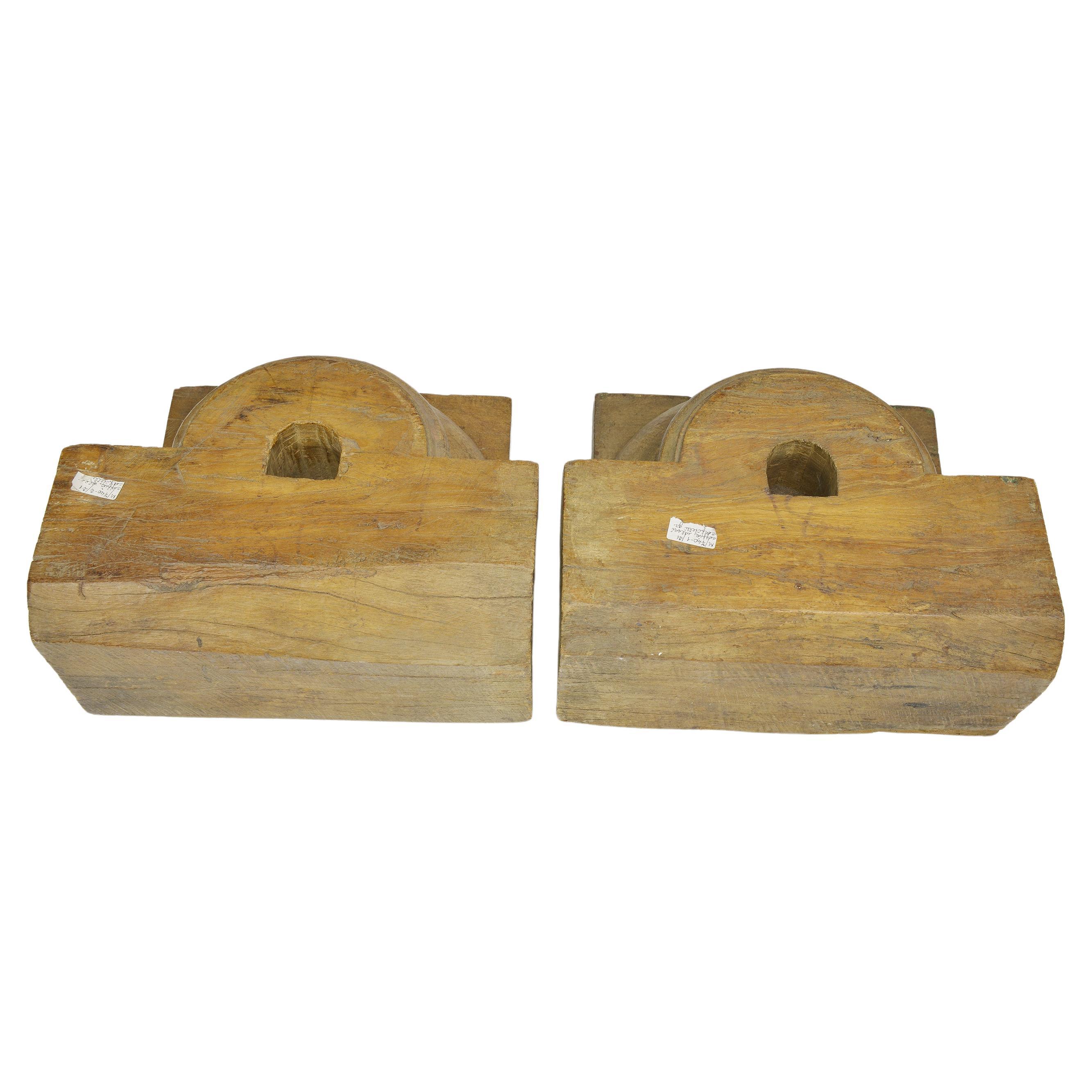 Indien Paire d'anciennes demi-capiteaux en bois en vente