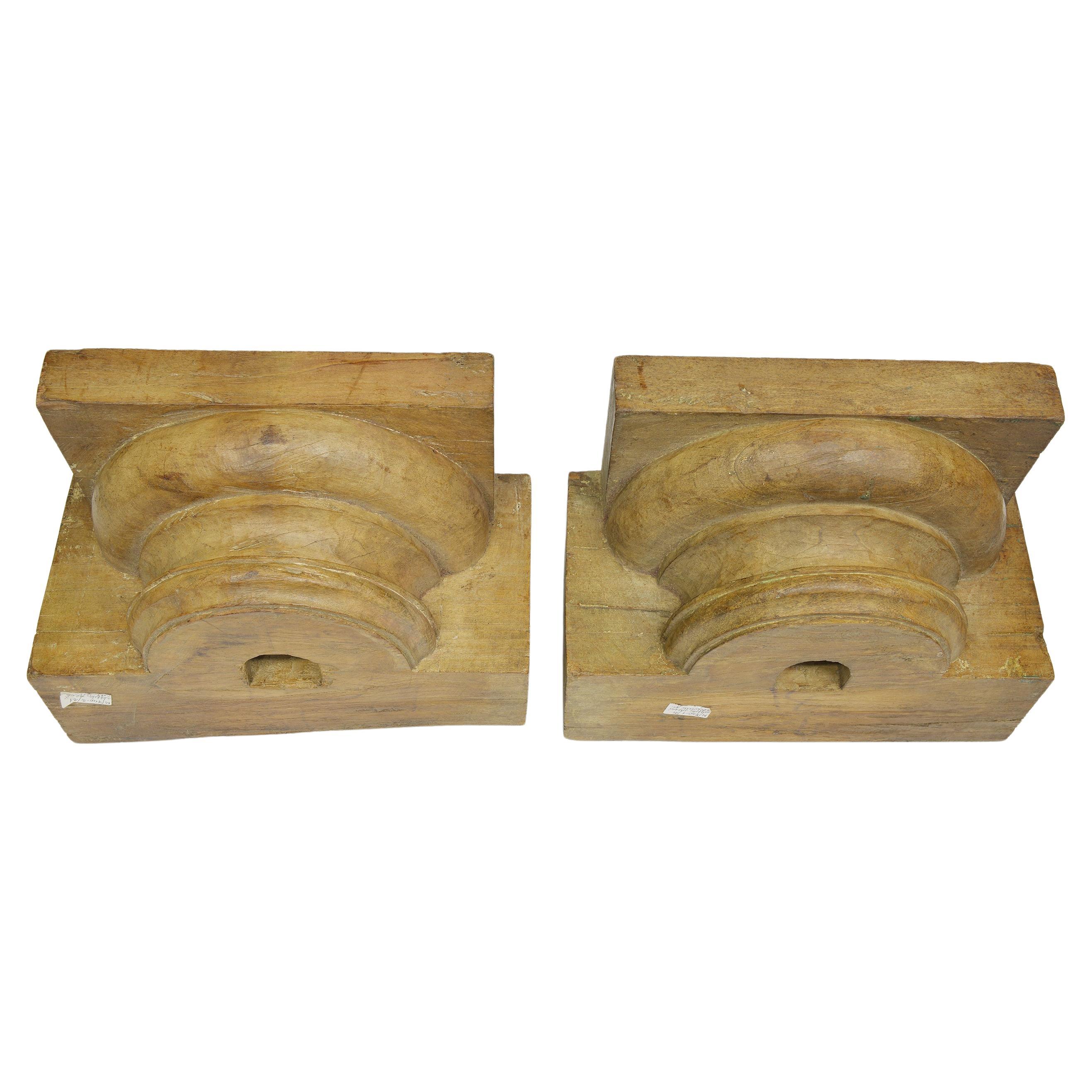 Autre Paire d'anciennes demi-capiteaux en bois en vente