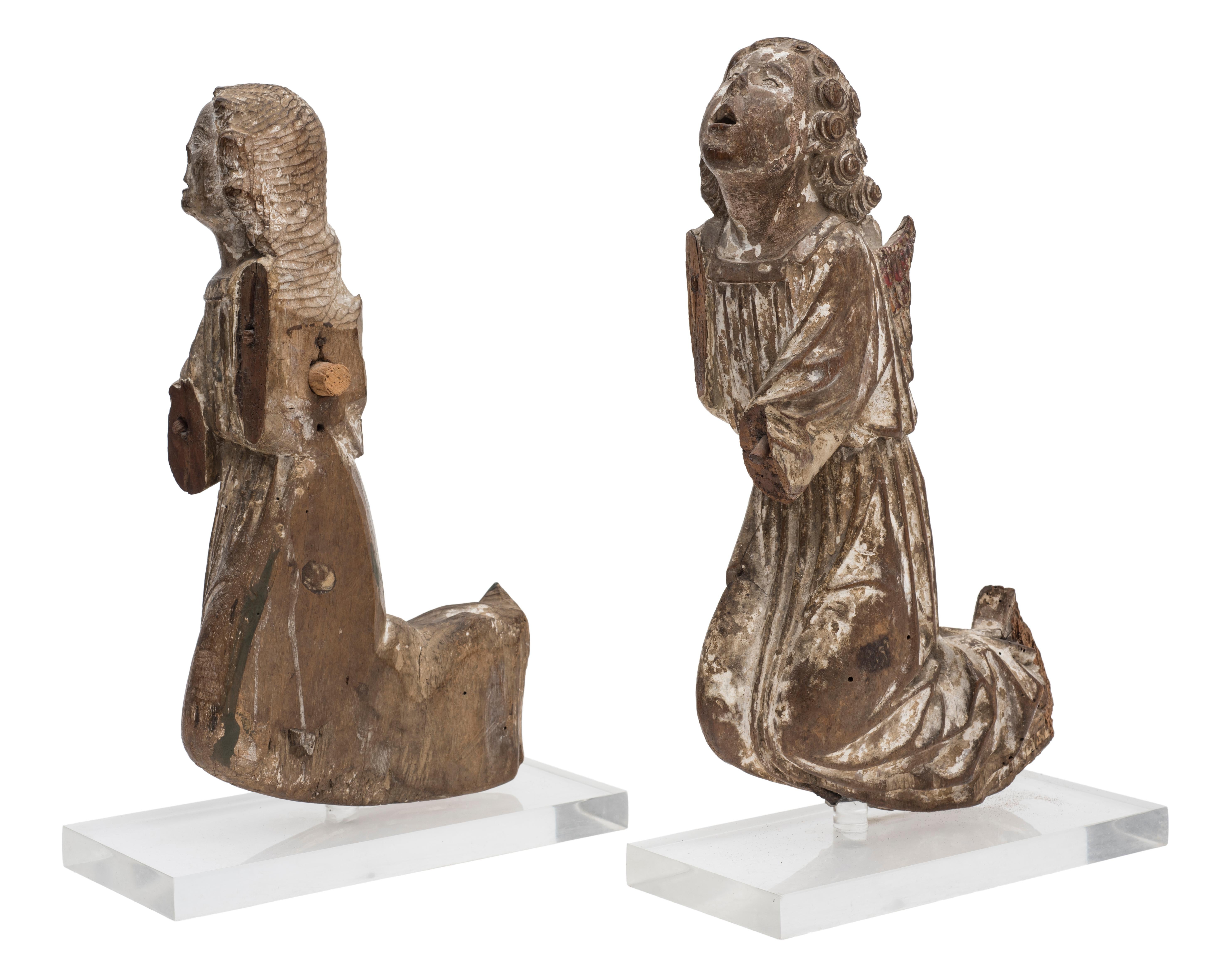 La coppia di angeli oranti è un originale oggetto decorativo realizzato nella seconda metà del XV secolo da una manifattura italiana o francese.

Questi bellissimi angeli sono scolpiti in Wood. Mancano le braccia e le ali, ma l'usura è coerente