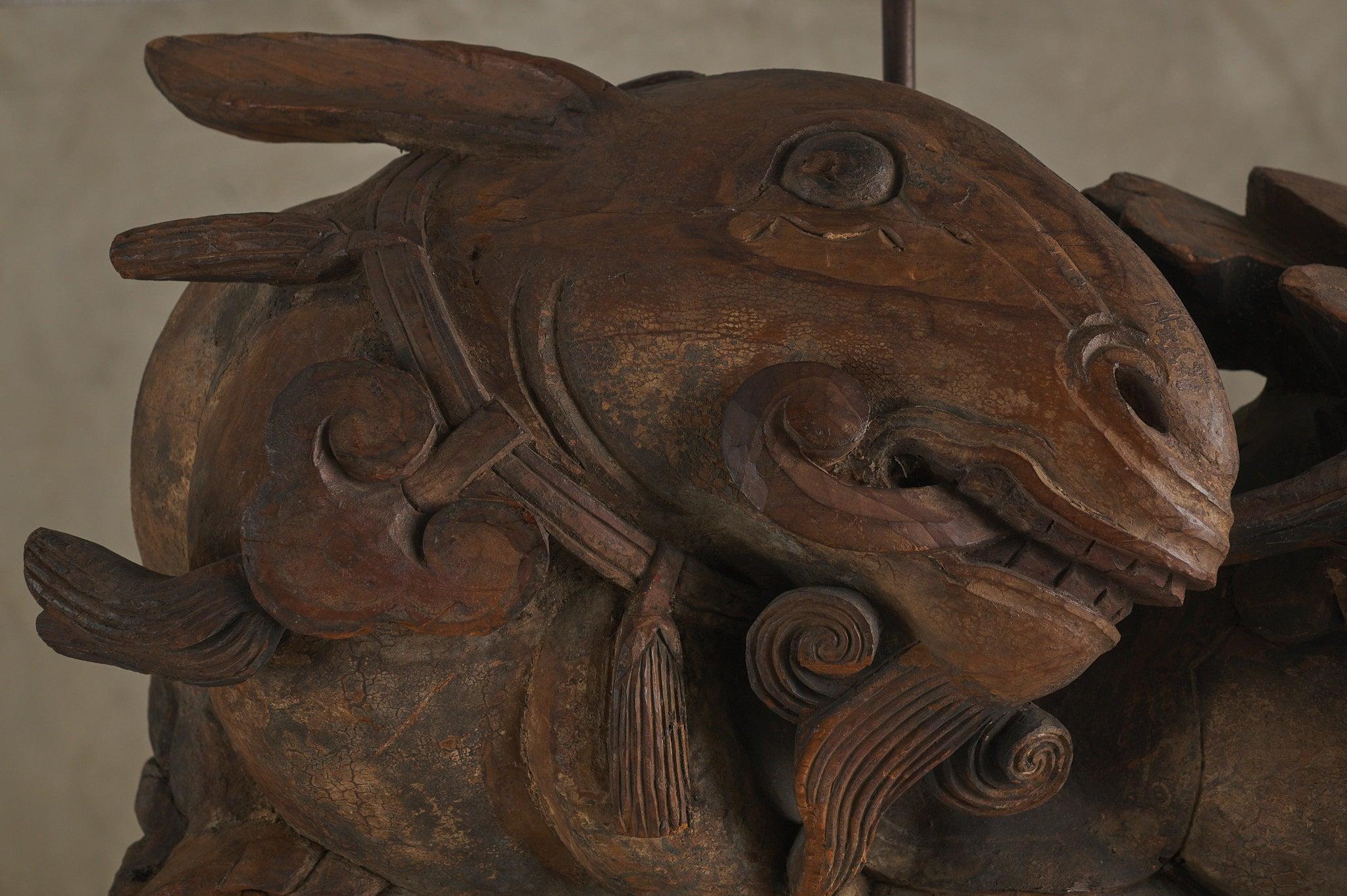 Asiatico Coppia di antiche lampade a intaglio zoomorfo in vendita