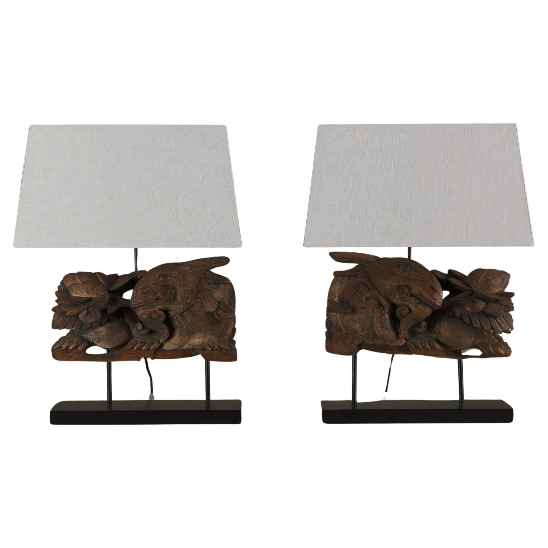 Coppia di antiche lampade a intaglio zoomorfo in vendita