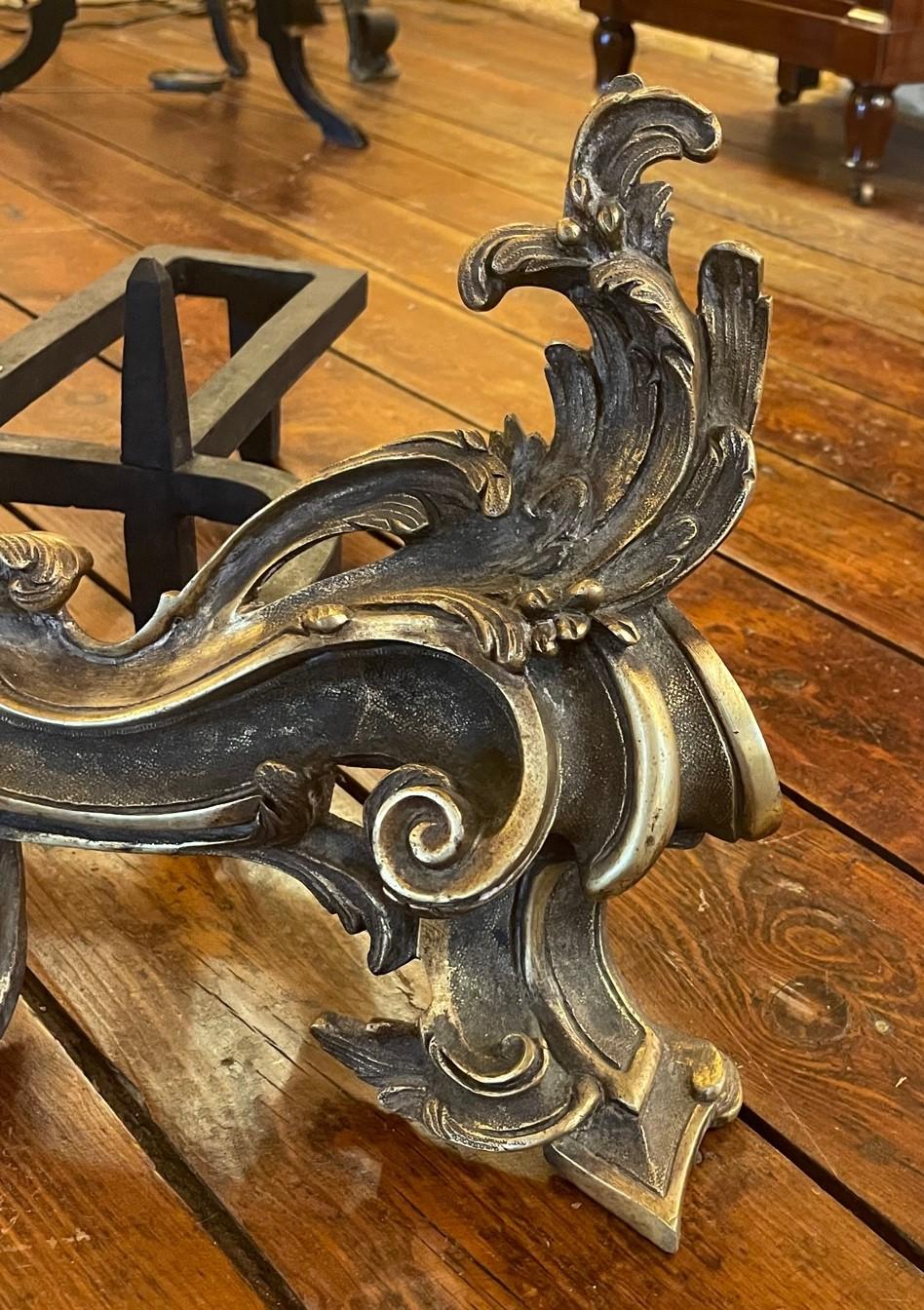 XIXe siècle Paire de chenets Louis XV en bronze, 19ème siècle en vente