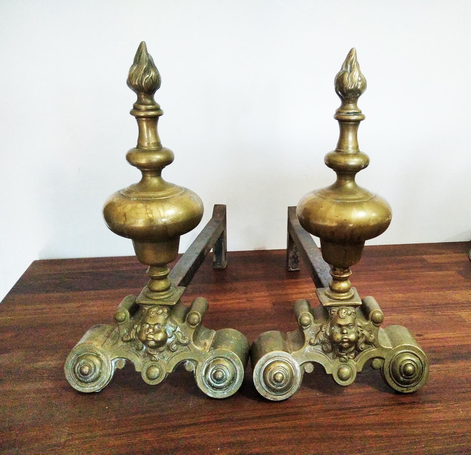 Andirons, Brass & Iron,or Bronze Good Queen Anne, 19th C. 

Excellent quality.The back is made of wrought iron
and the rest of bronze.

Normal patina due to the passage of time and use.

They keep their patina so that the buyer can choose whether to