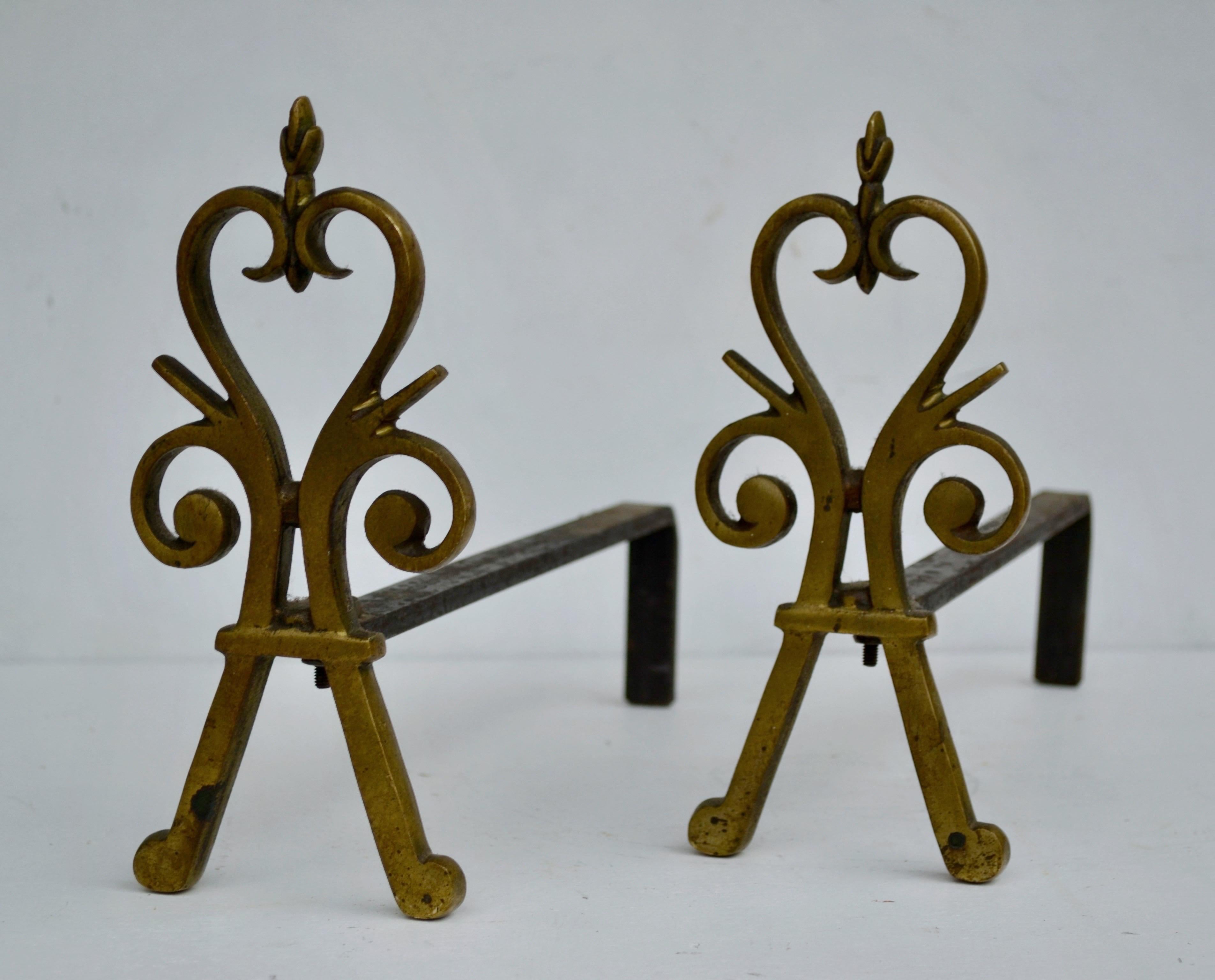 Una raffinata coppia di candelabri francesi di metà secolo che combina eleganza scultorea e design funzionale.

I frontali sono fusi in bronzo con una graziosa Silhouette traforata di volute intrecciate e gambe affusolate, che creano una presenza