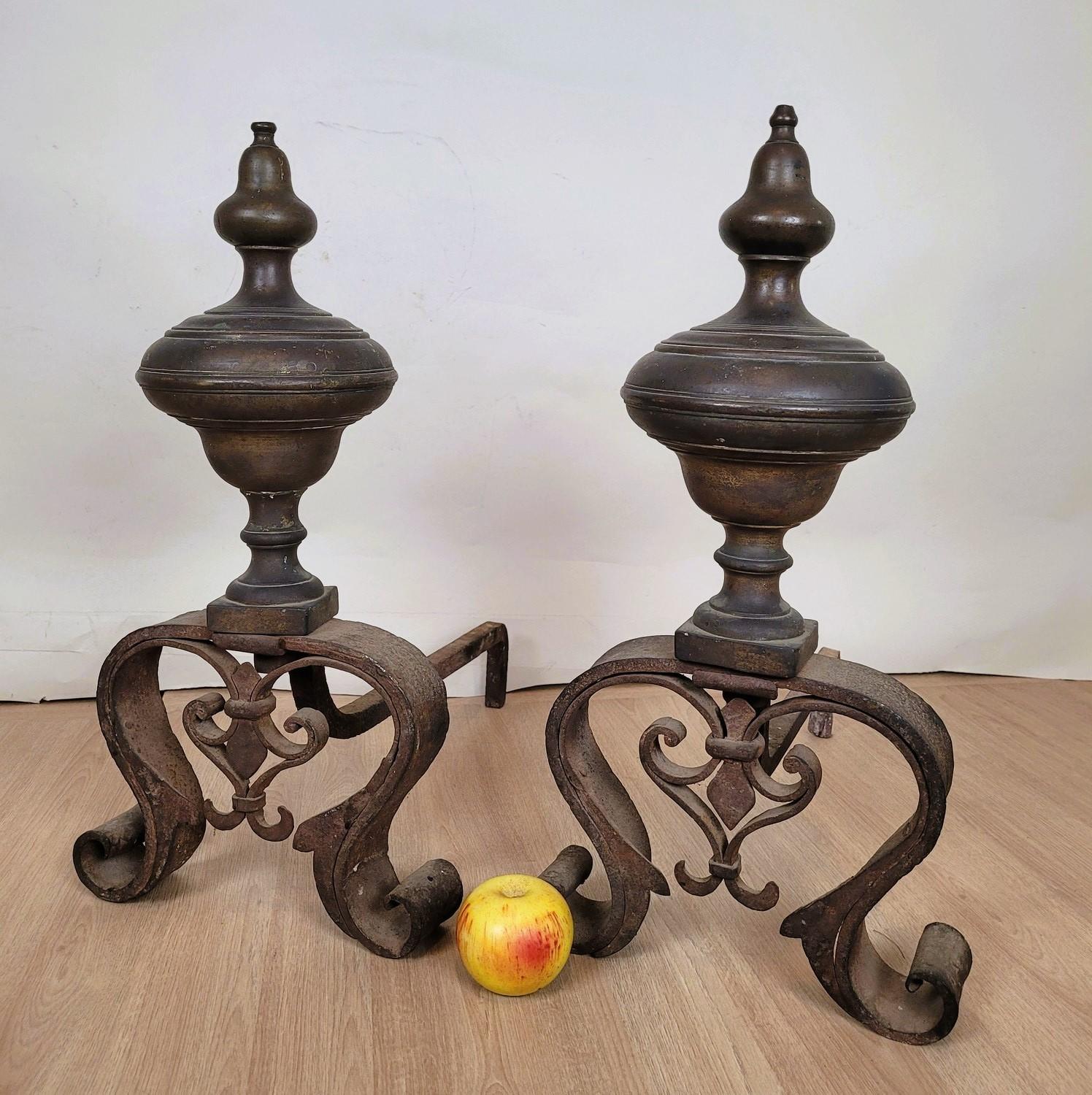 Pair of bronze and wrought iron andirons, in the style of the 17th Century

19th century period

good condition

Height 57 cm
53 x 28 cm