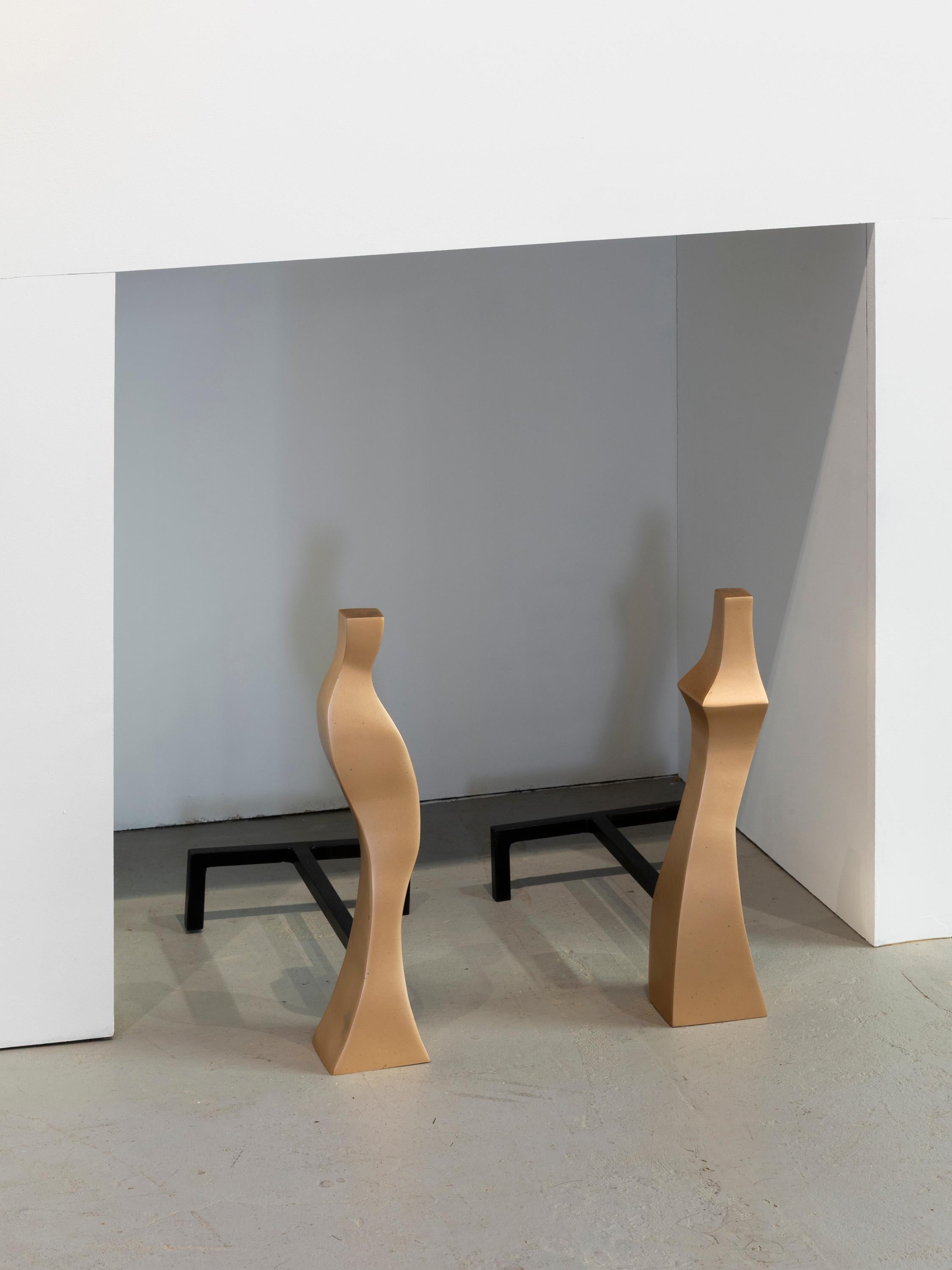 Originariamente scolpita in pino, Flame è una coppia di androni di Jacques Jarrige che è stata fusa in bronzo, conservando l'immediatezza tattile della mano dell'artista. Le loro forme ondulate e antropomorfe evocano lo sfarfallio e il flusso del