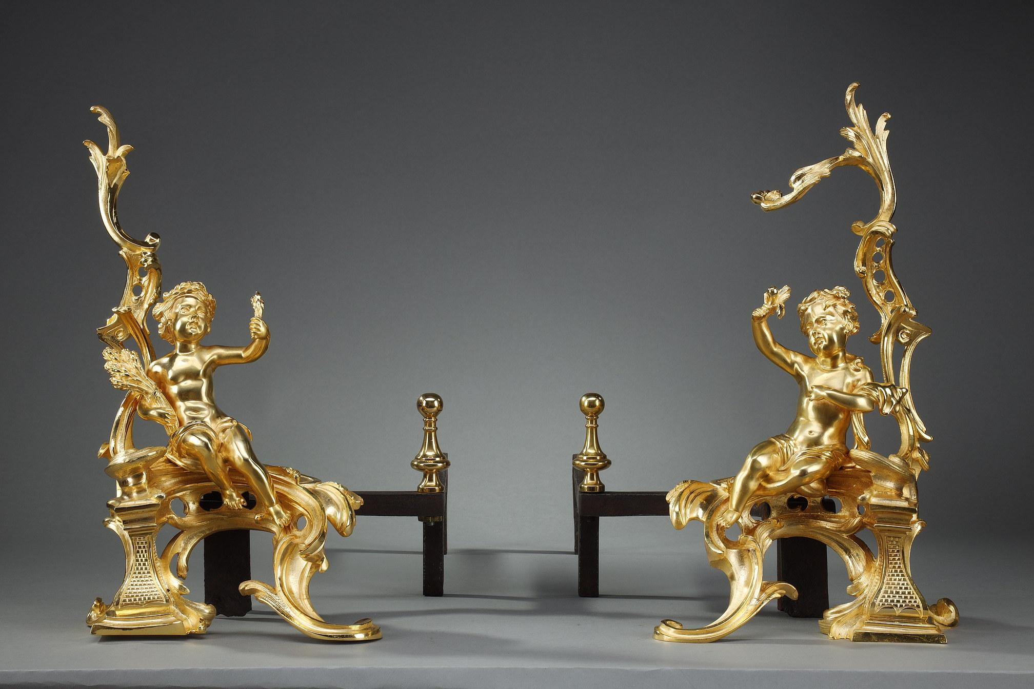 Fin du XIXe siècle Paire de chenets en bronze doré de style Louis XV en vente