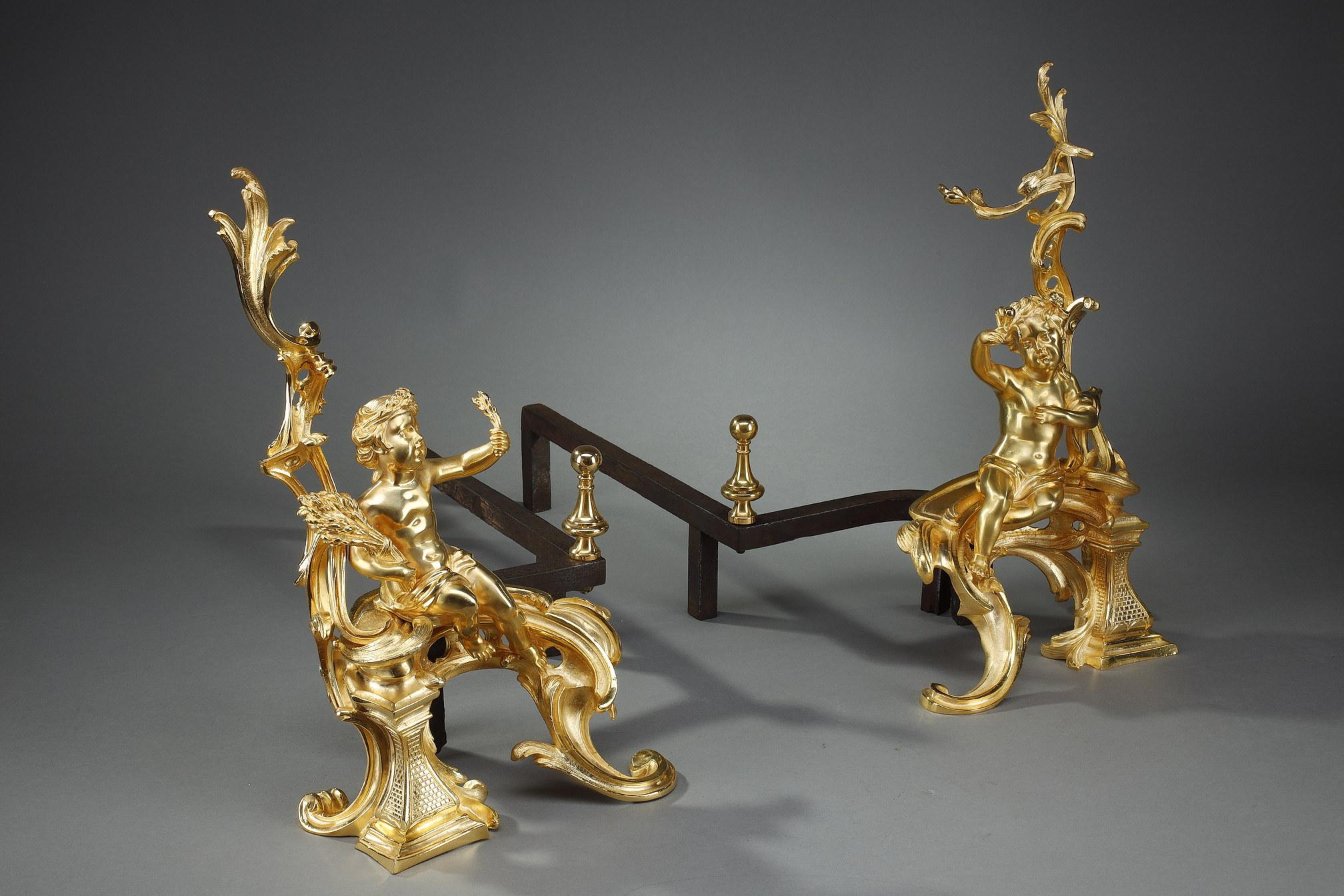 Bronze Paire de chenets en bronze doré de style Louis XV en vente