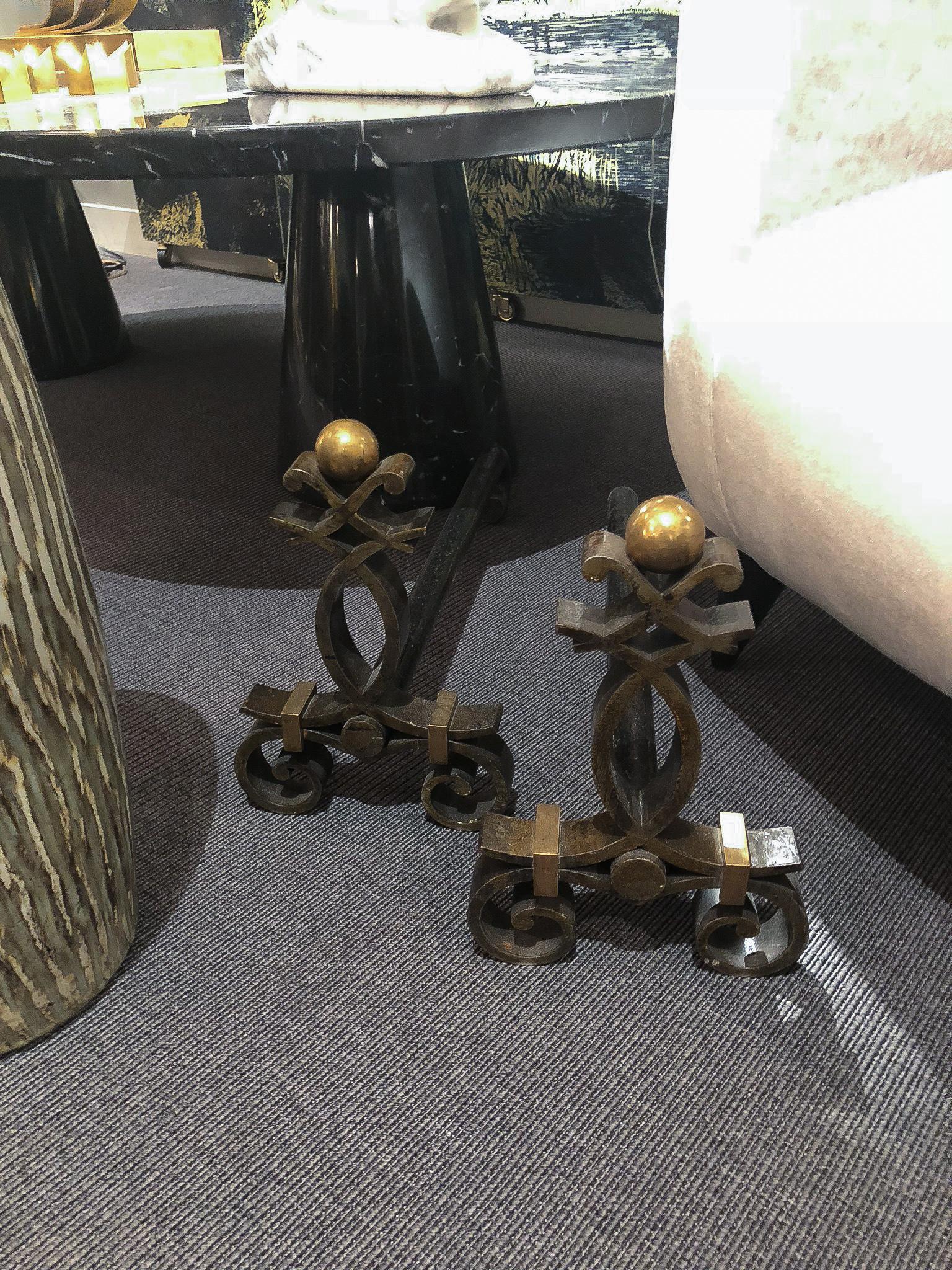 Wrought iron andirons with interlaced decorations, raised on scrolls and topped by bronze spheres.

OUR REFERENCE N9904  

