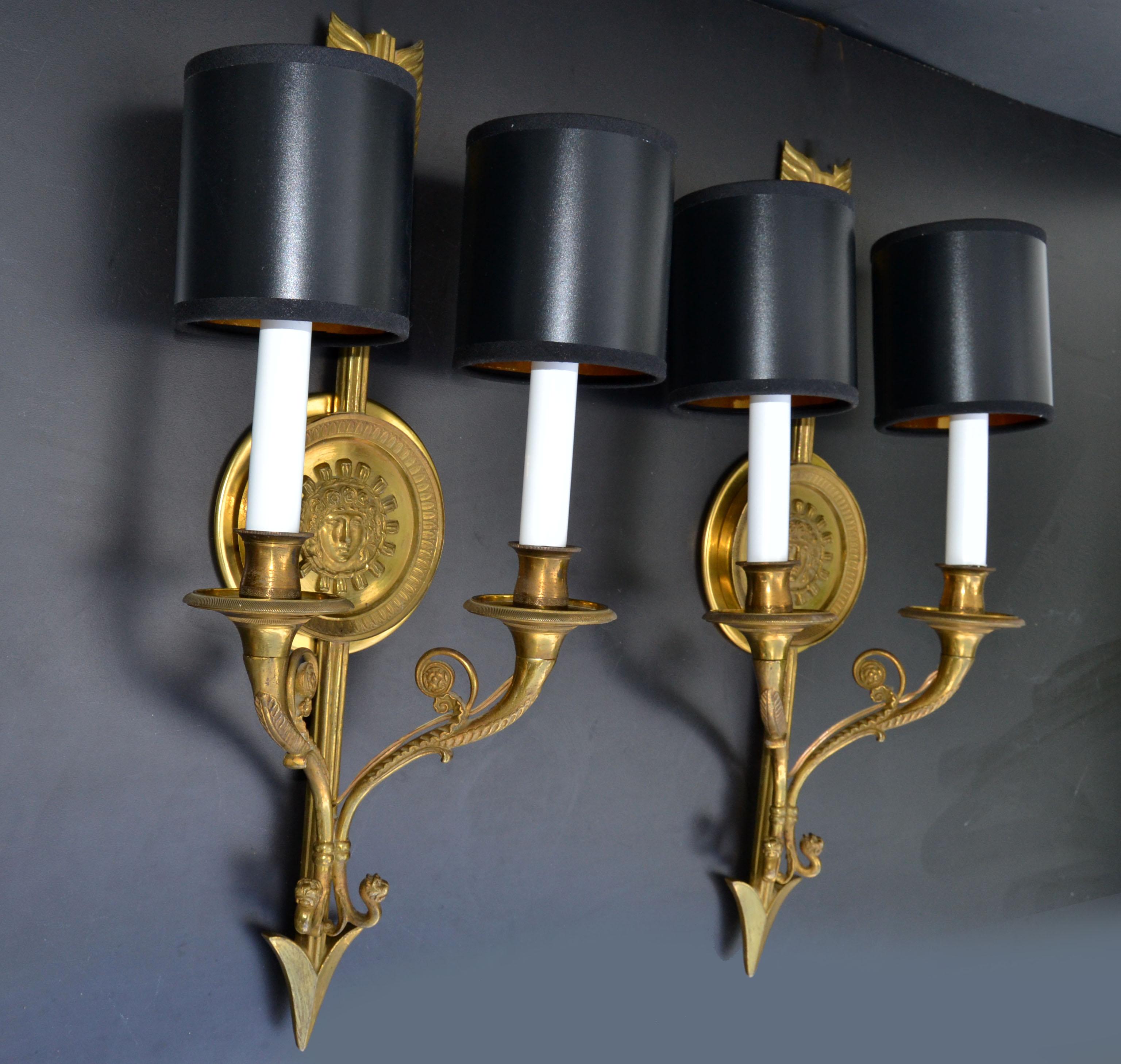 Paire d'appliques à flèches Andre Arbus en bronze à 2 éclairages, applique murale néoclassique française en vente 5