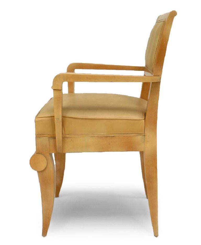Paire de fauteuils en sycomore et cuir de style français du milieu du  siècle d'André Arbus En vente sur 1stDibs