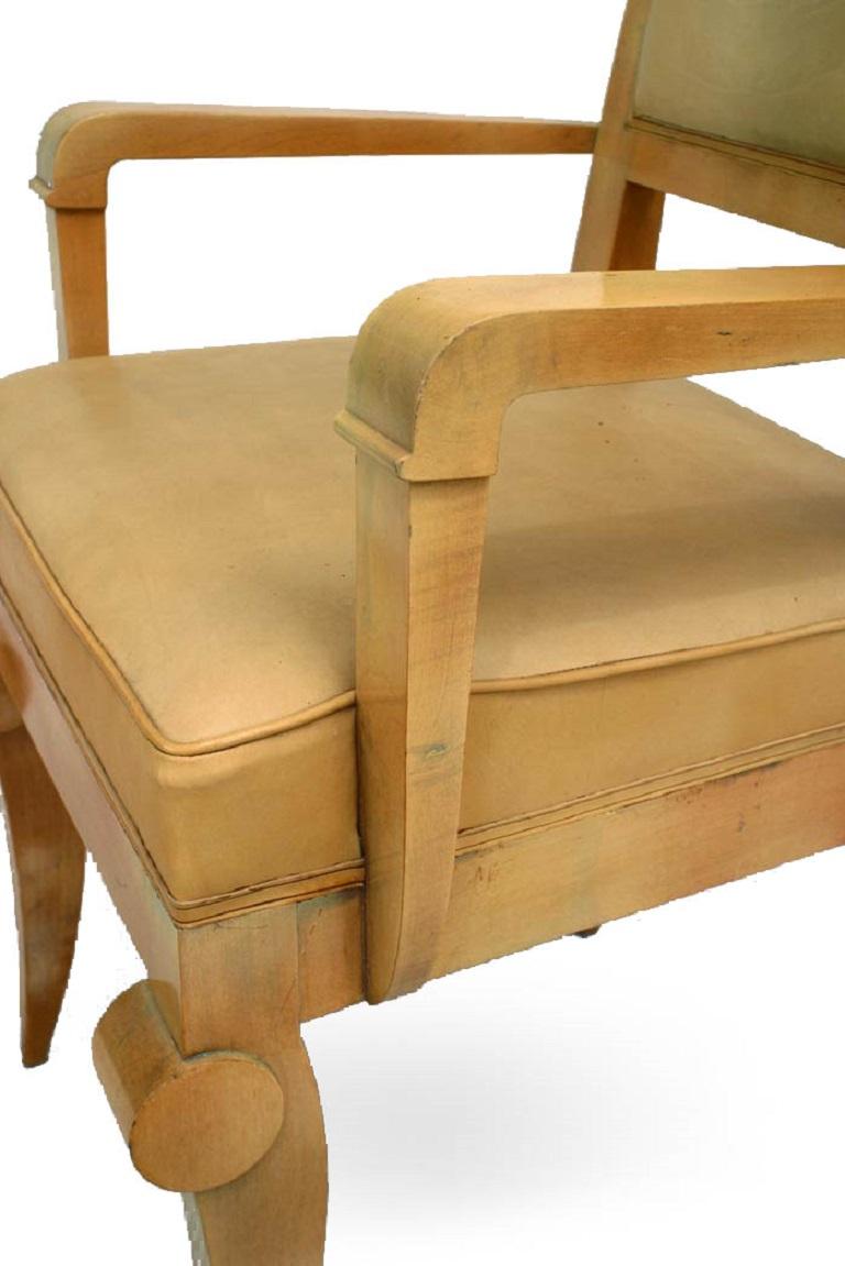 Français Paire de fauteuils en sycomore et cuir de style français du milieu du siècle d'André Arbus en vente