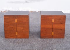 Paire de tables d'appoint cubiques en noyer incrusté Andre Bus pour Lane 'Acclaim'.