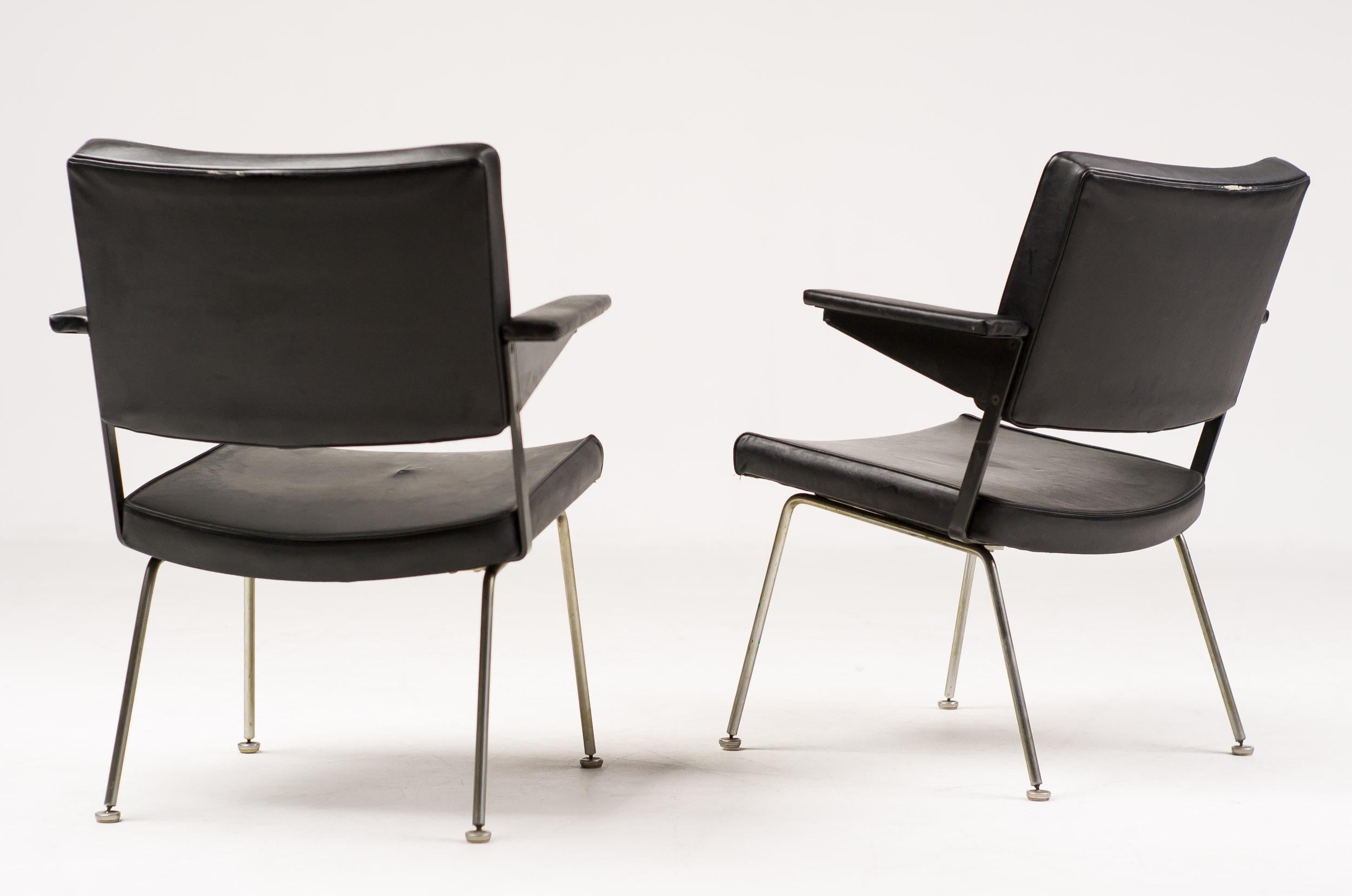 Nice pair of Gispen armchairs, designed by Andre Cordemeijer.
Upholstered in the original black vinyl upholstery.
The foam is still resilient, but the vinyl is cracked in front corners of the seat.
Marked with label.