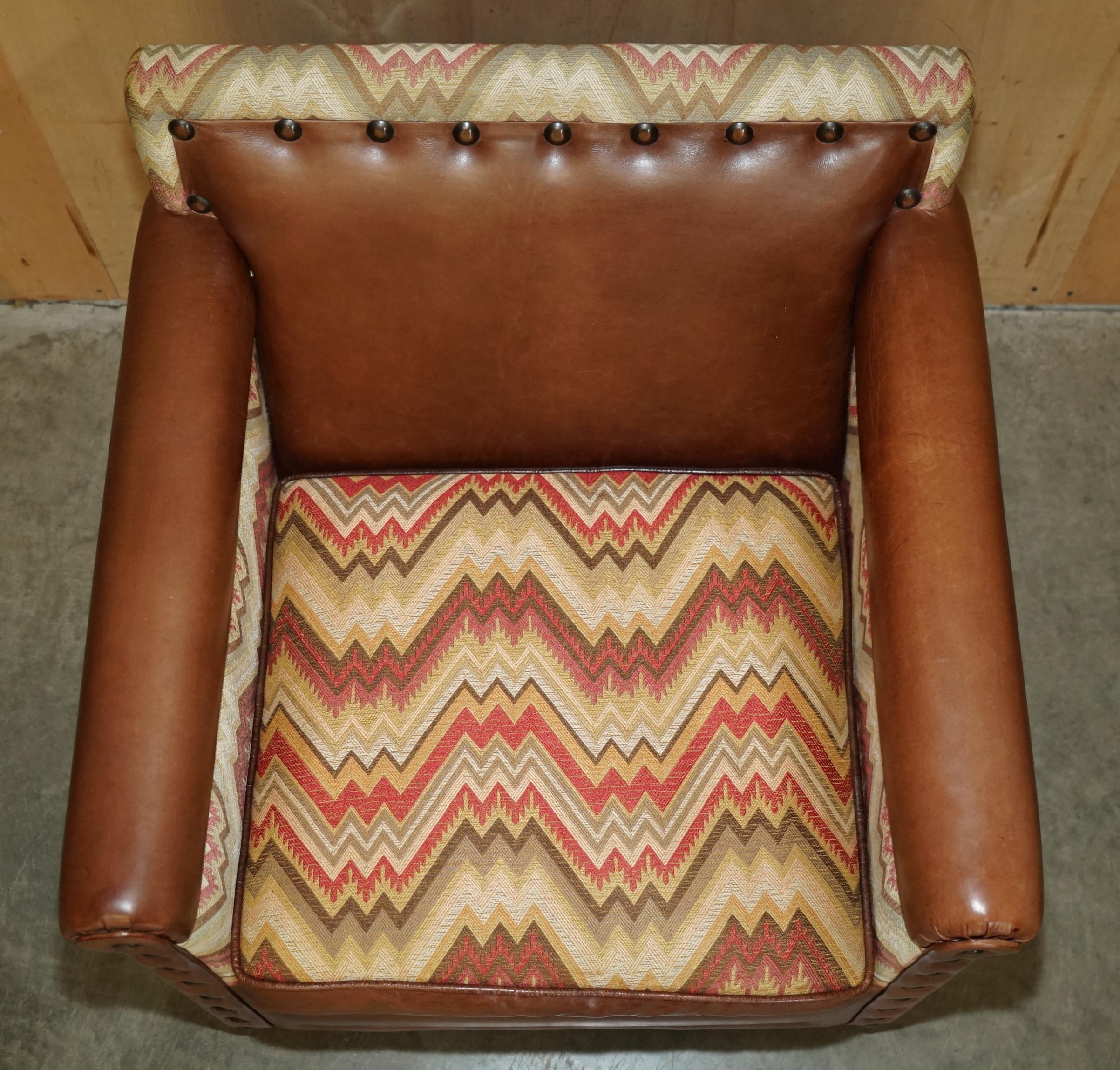 Inglese COPPIA DI POLTRONE KILIM REVERSIBILI IN PELLE MARRONE DI ANDREW MARTINE in vendita