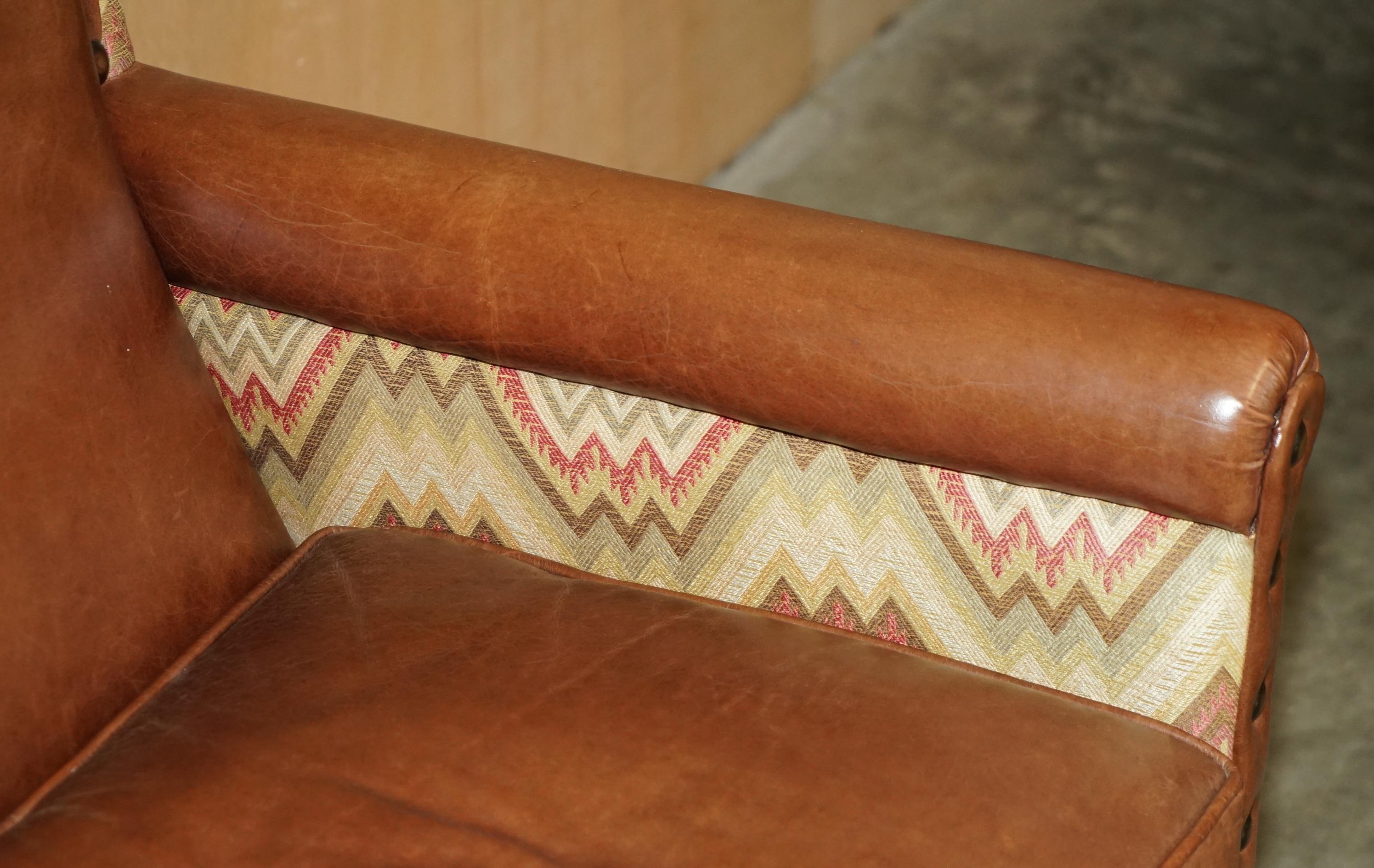 XX secolo COPPIA DI POLTRONE KILIM REVERSIBILI IN PELLE MARRONE DI ANDREW MARTINE in vendita