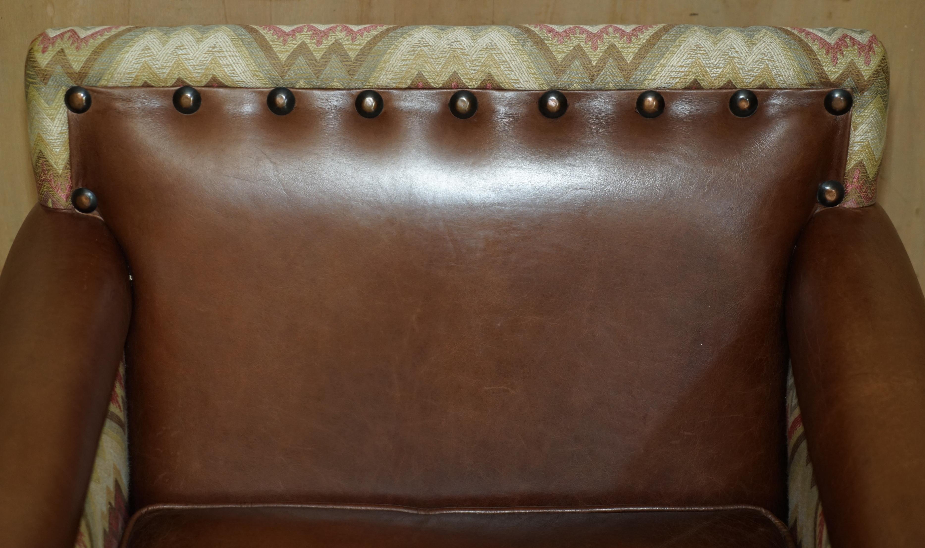 Pelle COPPIA DI POLTRONE KILIM REVERSIBILI IN PELLE MARRONE DI ANDREW MARTINE in vendita