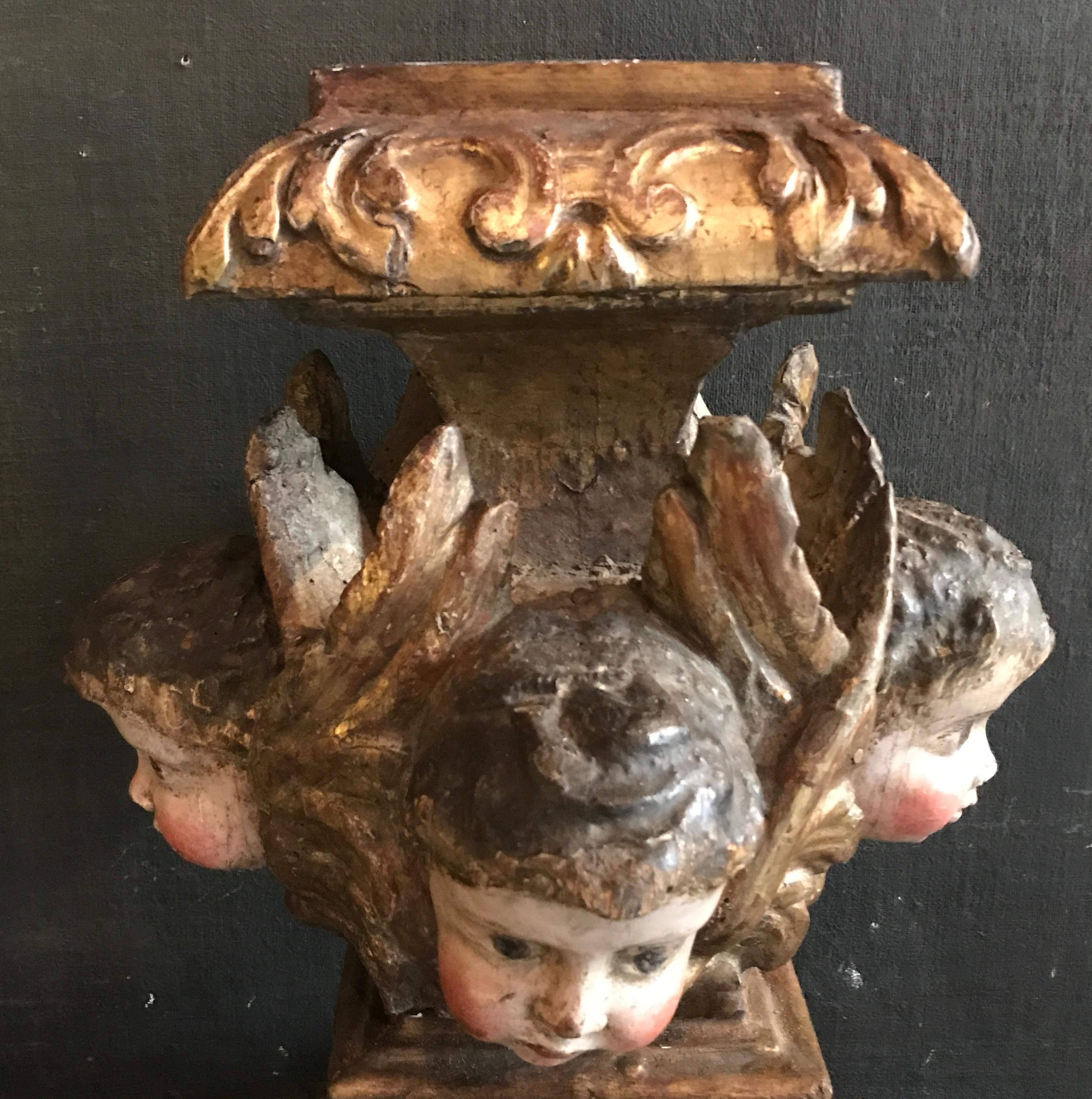 Pair of Angel Motif Carved Selettes In Distressed Condition In Paris, FR