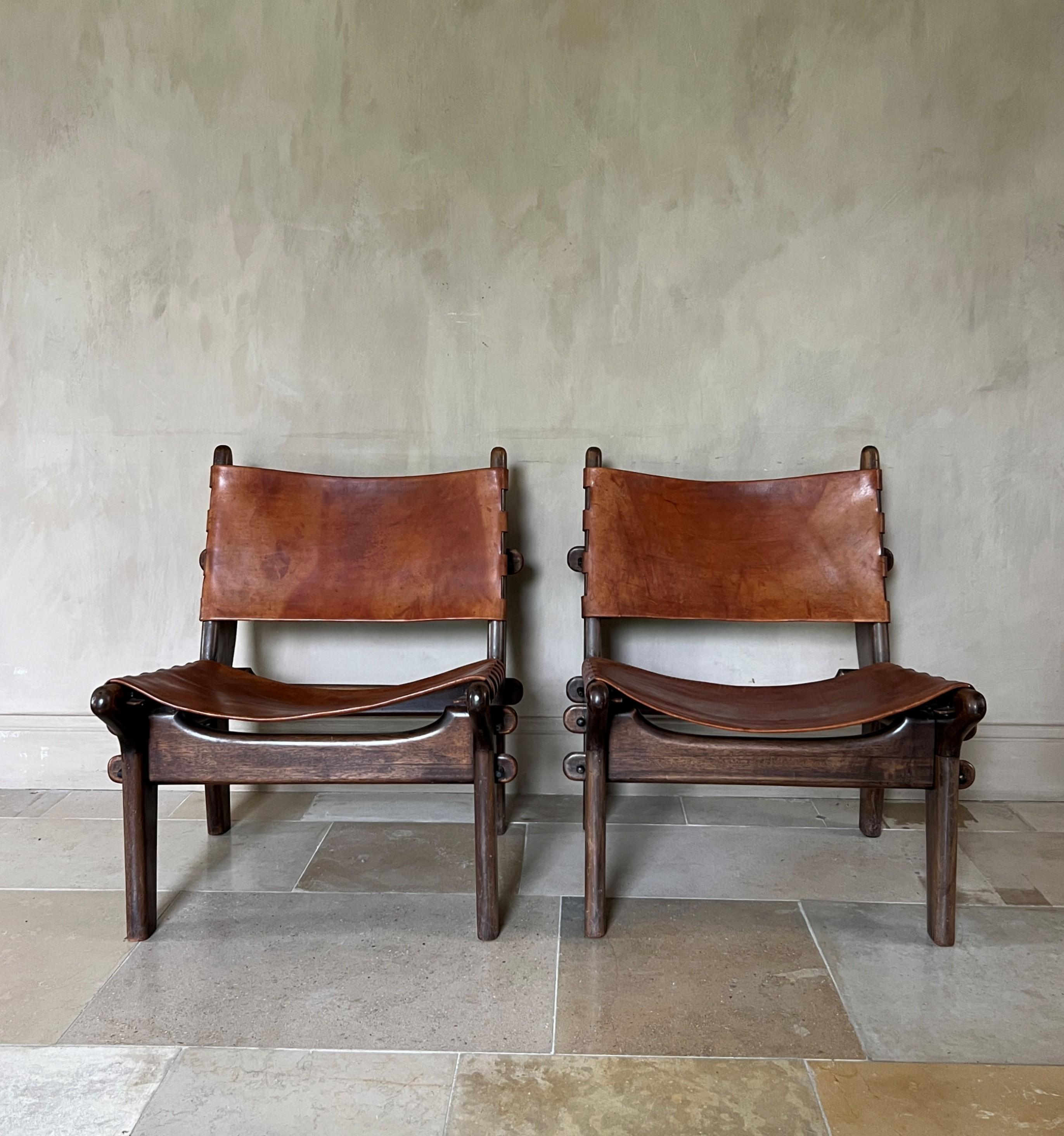 Queste sedie moderniste sono state disegnate da Angel I. Pazmino per Meubles de Estilo negli anni '60. In quel periodo l'Ecuador ricevette un progetto di aiuto dagli Stati Uniti per incoraggiare gli artigiani nativi. I designer locali hanno avuto
