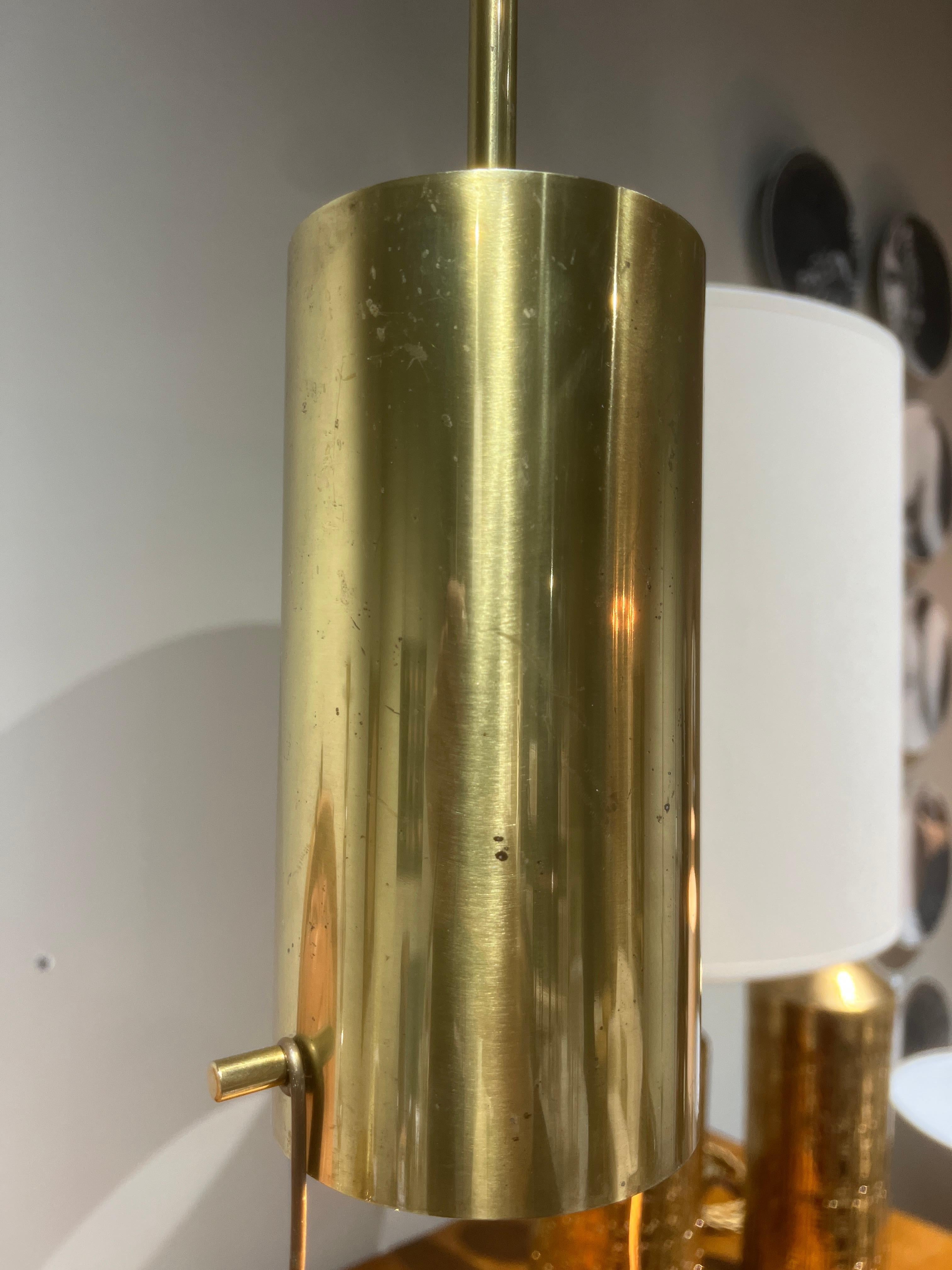 Elegante coppia di lampade a sospensione in ottone e vetro massiccio Angelo Brotto, Italia, 1970.