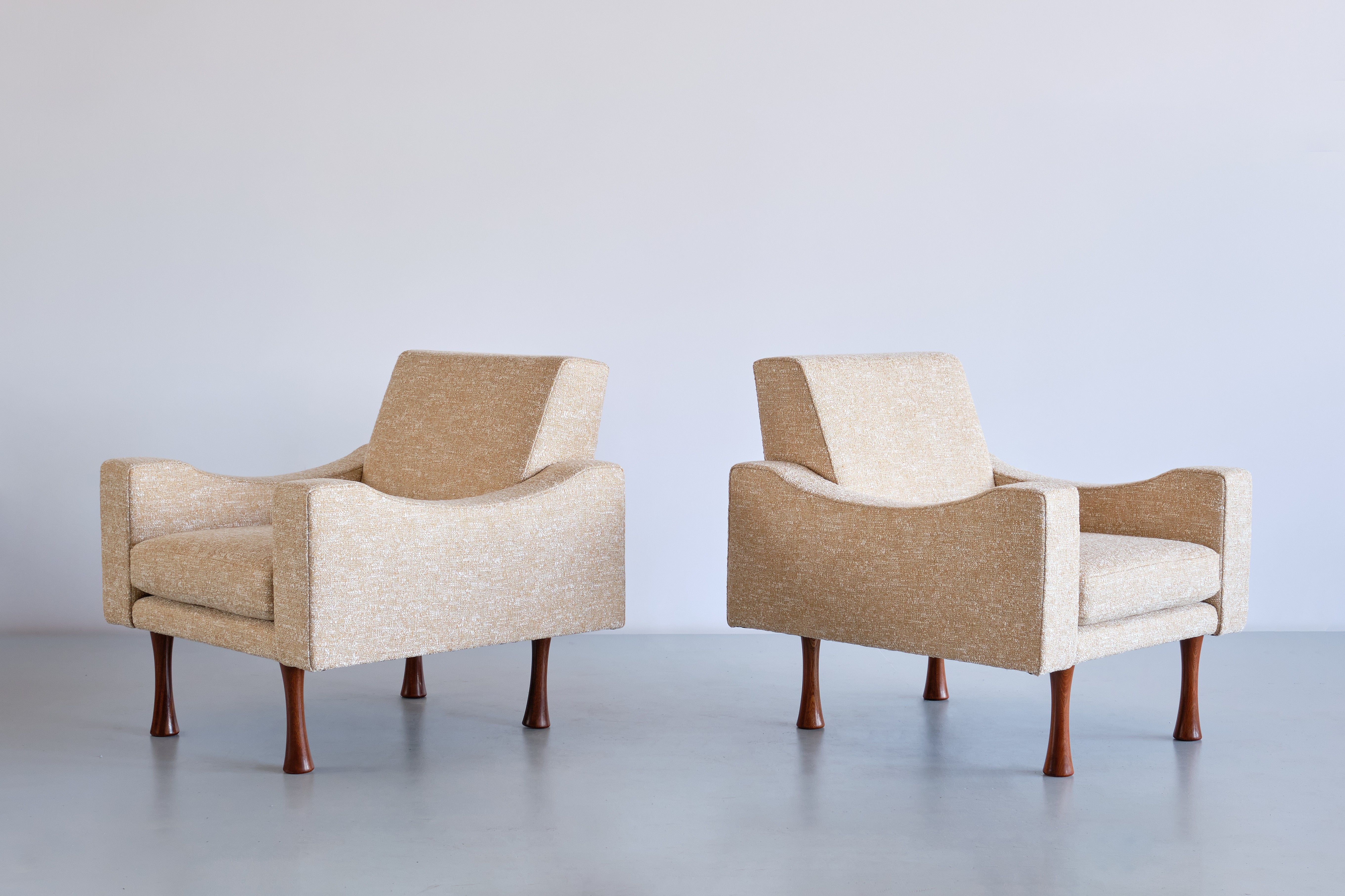 This very rare pair of armchairs was designed by Angelo Mangiarotti and produced by the Italian manufacturer La Sorgente dei Mobili in the early 1970s. The design is marked by the geometric shapes of the upholstered frame combined with a curved