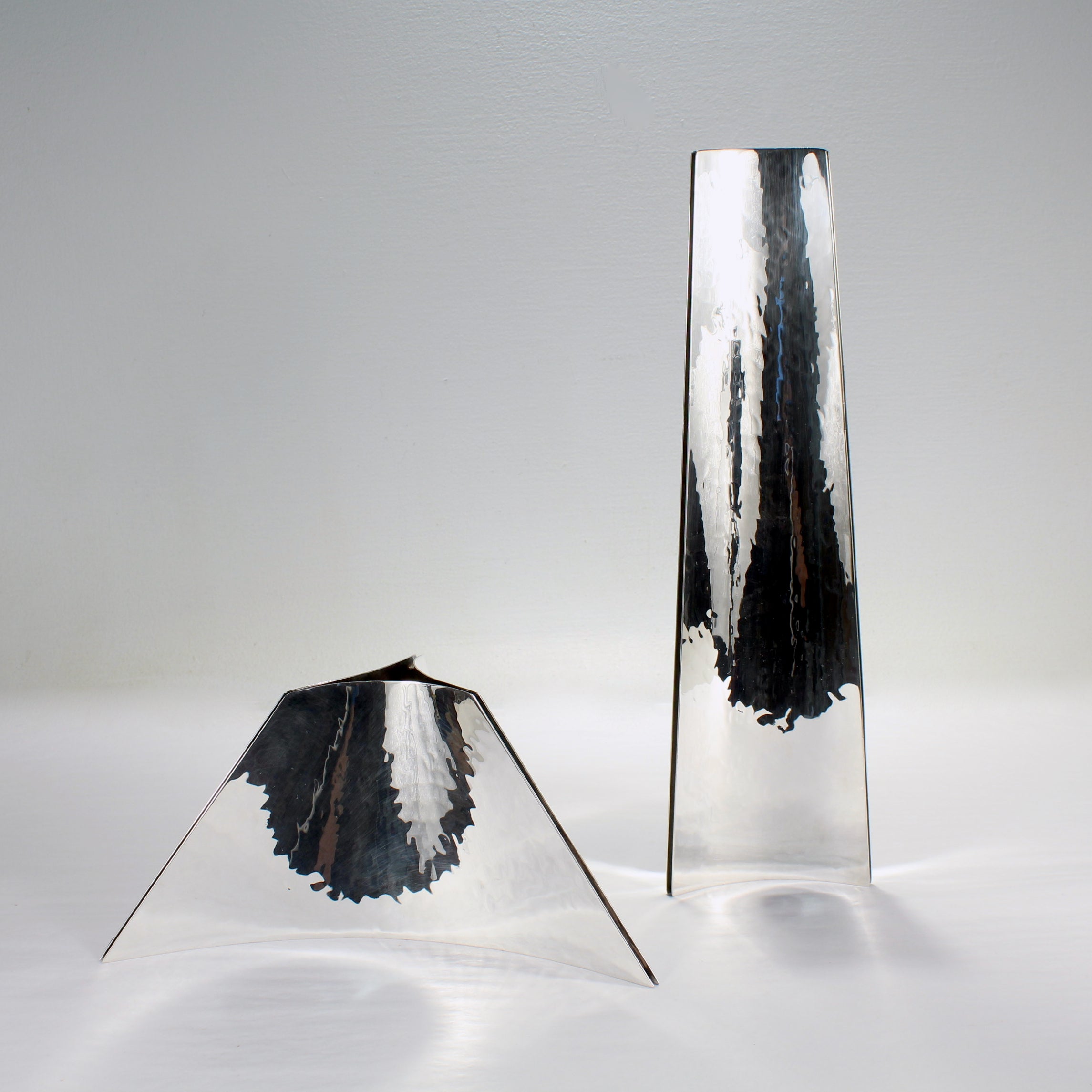 A fine pair of Italian modernist vases.

In hand-hammered sterling silver. 

Designed by Angelo Mangiarotti.

Produced by Cleto Munari in an edition of 300.

Mangiarotti (1921-2012) was an Milanese-born architect and designer who was at the cutting
