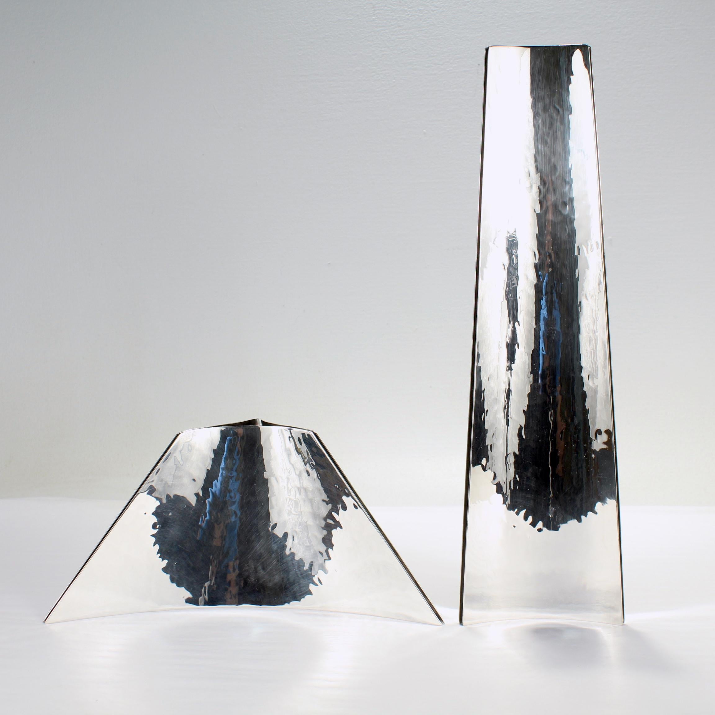Pareja de jarrones modernos italianos de plata de ley Angelo Mangiarotti para Cleto Munari Modernista en venta